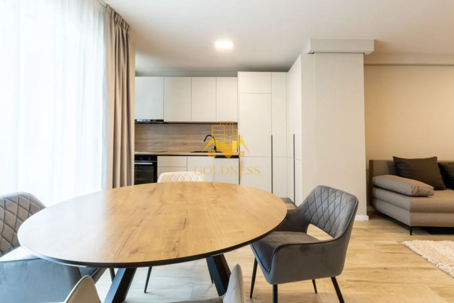 2 camere, modern, 2 bai, bloc nou, Parcare, Vivo Complex Columna - GOLDNESS Imobiliare vă propune spre închiriere un apartament cu 2 camere complet mobilat și utilat, la etajul 1 într-un imobil de 7 etaje, în Floresti. Apartamentul este compartimentat astfel:
 - dormitor cu pat matrimonial, dressing, noptiere
 - living cu bucatarie open-space complet utilată, canapea extensibilă, loc de servit masa 
 - baie cu cabina de dus, dulap pentru depozitare, oglina, suport prosop
 - balcon de 10 mp.
 - baie de serviciu

Imobilul este dotat cu toate cele necesare- centrală proprie, mașină de spălat haine, frigider, plită electrică, hotă, etc. 
Se află în apropierea stațiilor de transport în comun, magazine, restaurante, spații verzi, farmacii, etc. 
Dispune de loc de parcare exterior!
Pentru intermediere se percepe un comision de 50% din prețul chiriei!

Dacă sunteți interesați de acest apartament și doriți să îl vizionați, dar și pentru alte oferte sau detalii nu ezitați să ne contactați telefonic sau prin e-mail - goldnessimobiliare@gmail.com. Vă stăm la dispoziție!