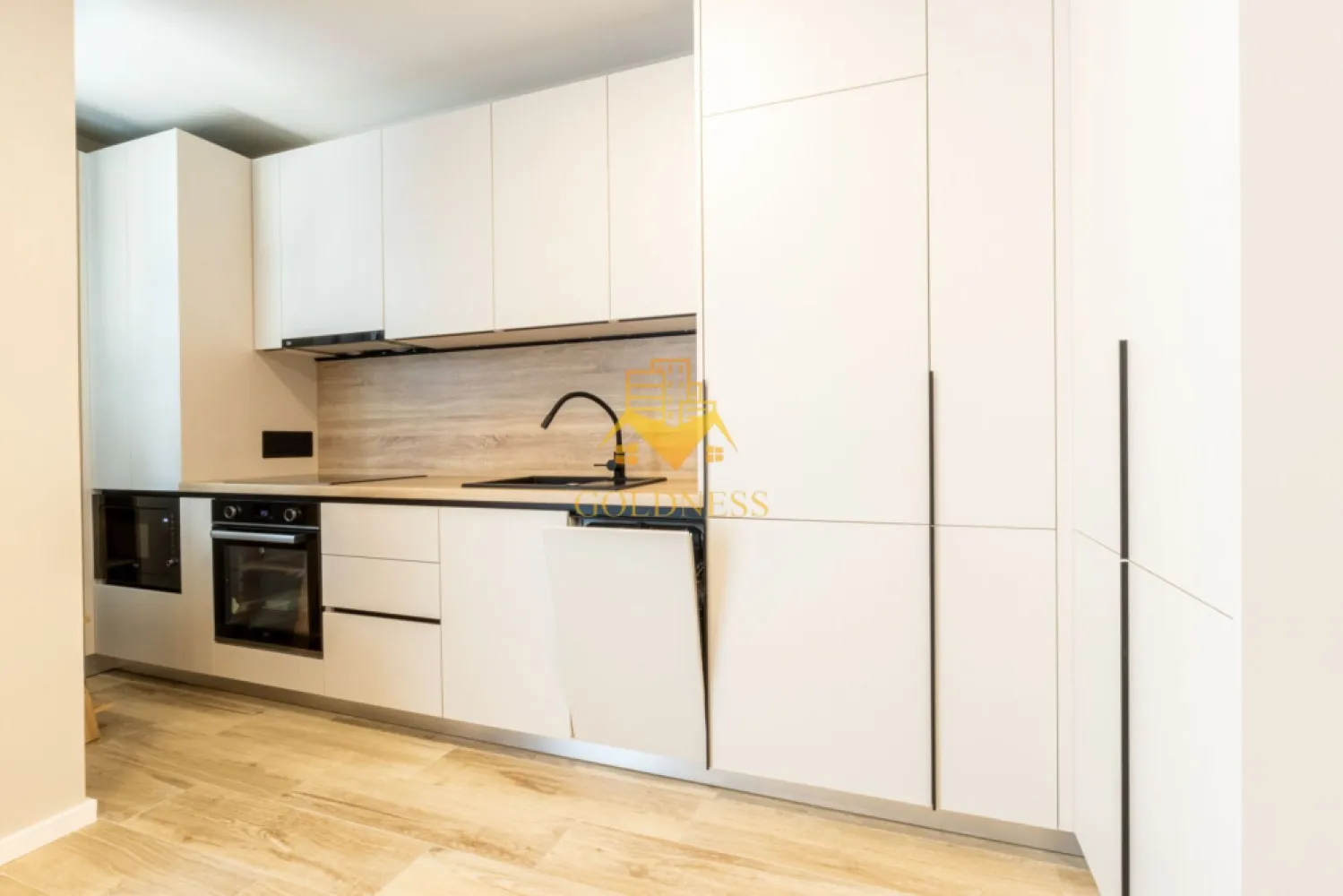 2 camere, modern, 2 bai, bloc nou, Parcare, Vivo Complex Columna - GOLDNESS Imobiliare vă propune spre închiriere un apartament cu 2 camere complet mobilat și utilat, la etajul 1 într-un imobil de 7 etaje, în Floresti. Apartamentul este compartimentat astfel:
 - dormitor cu pat matrimonial, dressing, noptiere
 - living cu bucatarie open-space complet utilată, canapea extensibilă, loc de servit masa 
 - baie cu cabina de dus, dulap pentru depozitare, oglina, suport prosop
 - balcon de 10 mp.
 - baie de serviciu

Imobilul este dotat cu toate cele necesare- centrală proprie, mașină de spălat haine, frigider, plită electrică, hotă, etc. 
Se află în apropierea stațiilor de transport în comun, magazine, restaurante, spații verzi, farmacii, etc. 
Dispune de loc de parcare exterior!
Pentru intermediere se percepe un comision de 50% din prețul chiriei!

Dacă sunteți interesați de acest apartament și doriți să îl vizionați, dar și pentru alte oferte sau detalii nu ezitați să ne contactați telefonic sau prin e-mail - goldnessimobiliare@gmail.com. Vă stăm la dispoziție!