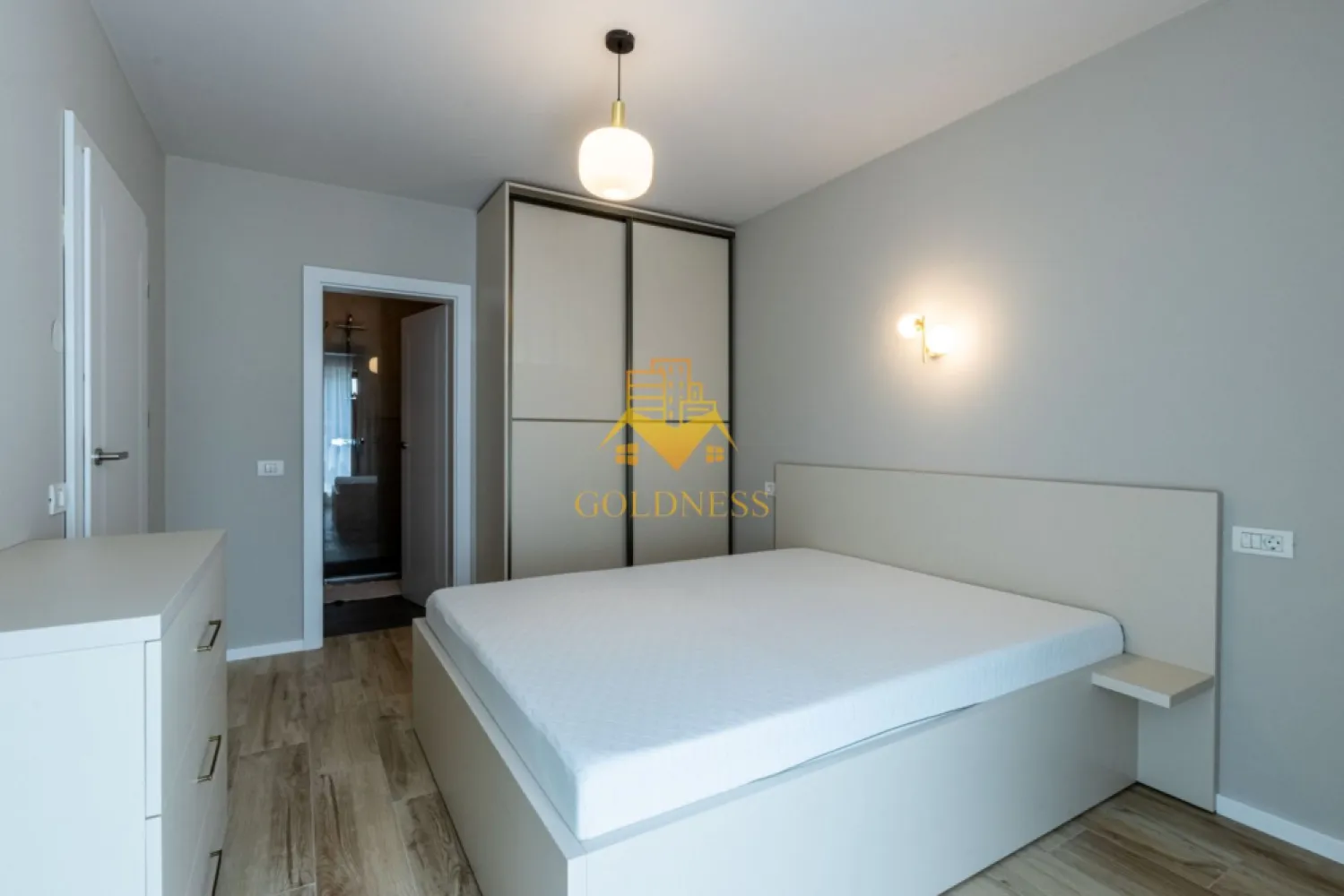 2 camere, modern, 2 bai, bloc nou, Parcare, Vivo Complex Columna - GOLDNESS Imobiliare vă propune spre închiriere un apartament cu 2 camere complet mobilat și utilat, la etajul 1 într-un imobil de 7 etaje, în Floresti. Apartamentul este compartimentat astfel:
 - dormitor cu pat matrimonial, dressing, noptiere
 - living cu bucatarie open-space complet utilată, canapea extensibilă, loc de servit masa 
 - baie cu cabina de dus, dulap pentru depozitare, oglina, suport prosop
 - balcon de 10 mp.
 - baie de serviciu

Imobilul este dotat cu toate cele necesare- centrală proprie, mașină de spălat haine, frigider, plită electrică, hotă, etc. 
Se află în apropierea stațiilor de transport în comun, magazine, restaurante, spații verzi, farmacii, etc. 
Dispune de loc de parcare exterior!
Pentru intermediere se percepe un comision de 50% din prețul chiriei!

Dacă sunteți interesați de acest apartament și doriți să îl vizionați, dar și pentru alte oferte sau detalii nu ezitați să ne contactați telefonic sau prin e-mail - goldnessimobiliare@gmail.com. Vă stăm la dispoziție!