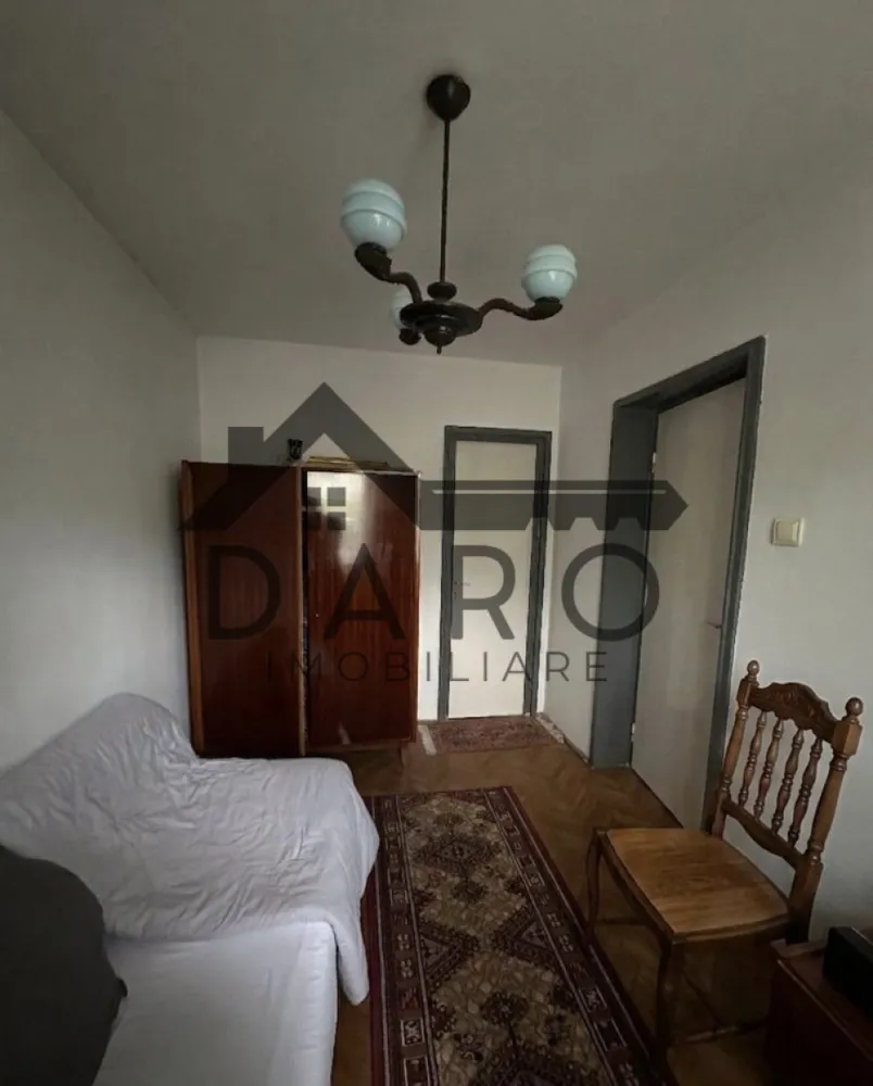 Apartament 2 camere - Apartament 2 camere de vânzare – Tudor Vladimirescu, Strada Moldovei, Târgu Mureș

Se oferă spre vânzare apartament cu 2 camere, situat la parterul unui bloc din cartierul Tudor Vladimirescu, pe Strada Moldovei, într-o zonă liniștită, cu mult spațiu verde și acces facil la magazine, școli, grădinițe și mijloace de transport.

Suprafață utilă: 38,25mp

Compartimentare:

* living
* dormitor
* bucătărie
* baie
* cămară
* balcon
* pivniță proprie sub balcon
* acces la pivnița comună a blocului

Dotări:

* centrală termică proprie
* geamuri termopan la camere
* apartament bine întreținut
* se vinde parțial mobilat

Unul dintre marile avantaje ale apartamentului este amplasarea excelentă: în fața blocului se află un parc cu loc de joacă pentru copii și un izvor, iar zona beneficiază de mult spațiu verde și numeroase locuri de parcare.

Apartamentul este ideal atât pentru locuit, cât și pentru investiție, oferind posibilitatea amenajării după propriul gust.

Preț: 79.900 € negociabil.

Pentru informații suplimentare și programarea unei vizionări, vă rog să mă contactați telefonic.