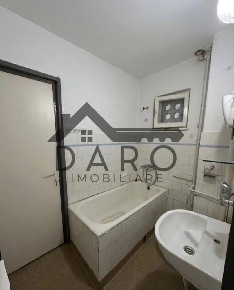 Apartament 2 camere - Apartament 2 camere de vânzare – Tudor Vladimirescu, Strada Moldovei, Târgu Mureș

Se oferă spre vânzare apartament cu 2 camere, situat la parterul unui bloc din cartierul Tudor Vladimirescu, pe Strada Moldovei, într-o zonă liniștită, cu mult spațiu verde și acces facil la magazine, școli, grădinițe și mijloace de transport.

Suprafață utilă: 38,25mp

Compartimentare:

* living
* dormitor
* bucătărie
* baie
* cămară
* balcon
* pivniță proprie sub balcon
* acces la pivnița comună a blocului

Dotări:

* centrală termică proprie
* geamuri termopan la camere
* apartament bine întreținut
* se vinde parțial mobilat

Unul dintre marile avantaje ale apartamentului este amplasarea excelentă: în fața blocului se află un parc cu loc de joacă pentru copii și un izvor, iar zona beneficiază de mult spațiu verde și numeroase locuri de parcare.

Apartamentul este ideal atât pentru locuit, cât și pentru investiție, oferind posibilitatea amenajării după propriul gust.

Preț: 79.900 € negociabil.

Pentru informații suplimentare și programarea unei vizionări, vă rog să mă contactați telefonic.