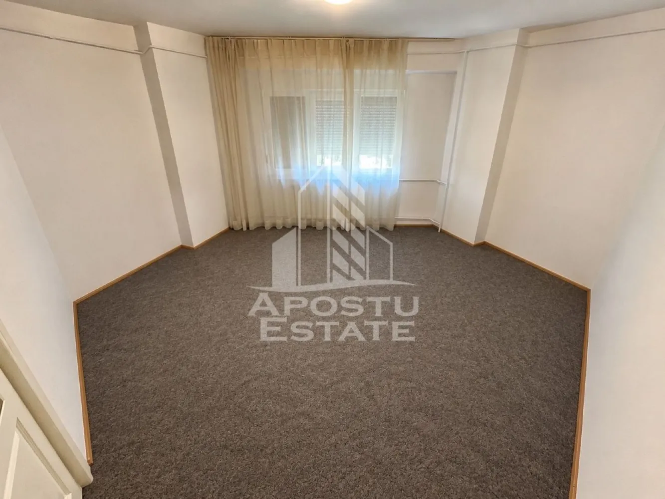 Apartament 2 camere, decomandate, etaj 5/6, garaj subteran, Aradului. - Agentia imobiliara Apostu Estate va ofera spre vânzare un apartament cu 2 camere, cu garaj subteran, amplasat la etajul 5 din 6 al unui bloc ce dispune de lift, in zona Aradului, Timisoara.

Apartamentul se afla la doar câteva minute fata de market Penny, Profi, statia de autobuz a mijloacelor de transport in comun M41, 42, 45,47, 48, linia 18 si 17 sau fata de piata Verde.

Apartamentul are o suprafata aproximativa de 57 mp, fiind compartimentat astfel:
- hol de acces
- bucatarie cu loc de luat masa
- living open space
- hol intermediar
- dormitor cu acces la balcon
- baie principala 

Confortul termic este realizat prin termoficare..

Agentia imobiliara Apostu Estate va ofera consultanta bancara gratuita prin intermediul colaboratorilor nostri pentru alegerea celui mai potrivit tip de credit, astfel incat tu sa devi noul proprietar al acestui apartament.

Va asteptam cu drag la o vizionare chiar astăzi!

CP3186101