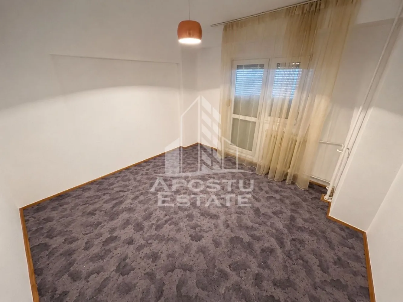 Apartament 2 camere, decomandate, etaj 5/6, garaj subteran, Aradului. - Agentia imobiliara Apostu Estate va ofera spre vânzare un apartament cu 2 camere, cu garaj subteran, amplasat la etajul 5 din 6 al unui bloc ce dispune de lift, in zona Aradului, Timisoara.

Apartamentul se afla la doar câteva minute fata de market Penny, Profi, statia de autobuz a mijloacelor de transport in comun M41, 42, 45,47, 48, linia 18 si 17 sau fata de piata Verde.

Apartamentul are o suprafata aproximativa de 57 mp, fiind compartimentat astfel:
- hol de acces
- bucatarie cu loc de luat masa
- living open space
- hol intermediar
- dormitor cu acces la balcon
- baie principala 

Confortul termic este realizat prin termoficare..

Agentia imobiliara Apostu Estate va ofera consultanta bancara gratuita prin intermediul colaboratorilor nostri pentru alegerea celui mai potrivit tip de credit, astfel incat tu sa devi noul proprietar al acestui apartament.

Va asteptam cu drag la o vizionare chiar astăzi!

CP3186101