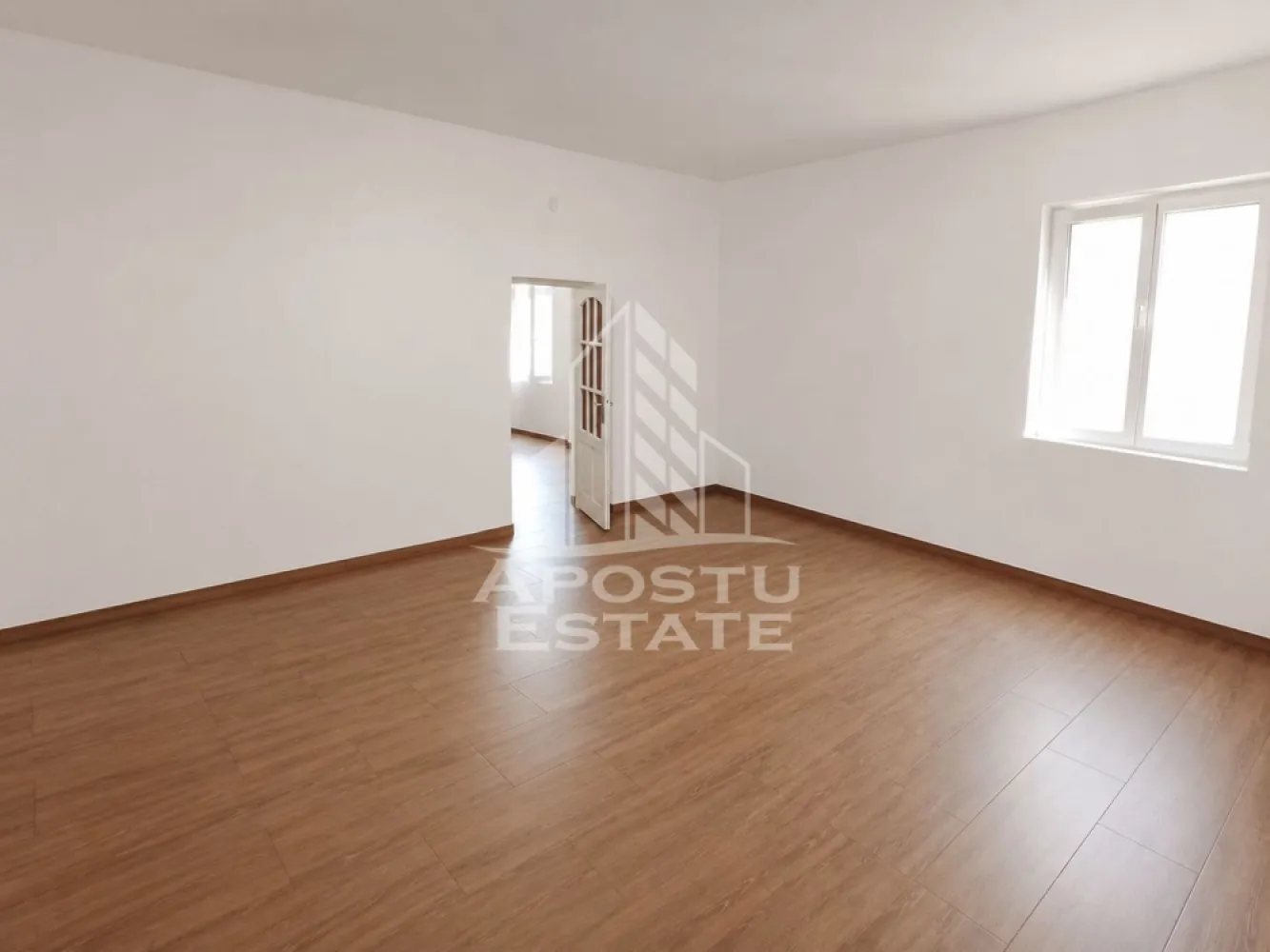 Spatiu pentru birouri de inchiriat, 77 mp + curte betonata, Lipovei - Agentia imobiliara Apostu Estate va propune spre inchiriere casa individuala pretabila pentru birouri sau alte activitati, in zona Lipovei, foarte aproape de Iulius Town.

Spatiul se desfasoara pe 77 mp utili, si este compartimentat in 3 incaperi mari, 2 din ele sunt decomandate, bucatarie si loc de luat masa, grup sanitar, hol compartimentare si spatiu depozitare.
Spatiul a fost renovat complet relativ recent, si dispune de incalzire prin centrala termica pe gaz si calorifere.
Accesul in interior se face prin doua puncte de acces separate.
Proprietatea are curte privata cu acces auto imprejmuita.

Pentru mai multe detalii sau pentru stabilirea unei vizionari nu ezitati sa ne contactati!
CP3176036