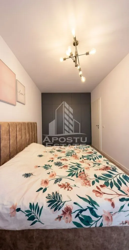 Apartament premium Giroc,mobilat si utilat,2 camere - Agentia Apostu Estate va propune spre vanzare un apartament exclusivist cu 2 camere, situat intr-un complex rezidential premium din Giroc. 

Aceasta proprietate reprezinta alegerea ideala pentru cei care isi doresc un stil de viata rafinat, imbinand confortul cu designul contemporan.

​Situat la parterul unui imobil cu regim redus de inaltime, apartamentul dispune de o suprafata utila de 55 mp, fiind compartimentat inteligent pentru a maximiza fiecare spatiu.

​Design si Finisaje:

 Apartamentul beneficiaza de finisaje ultramoderne, alese cu grija pentru a oferi un aspect unitar si sofisticat.

​Mobilier: 

Proprietatea se vinde complet mobilata si utilata, punand la dispozitie piese de mobilier premium, realizate pe comanda, care imbina estetica placuta cu functionalitatea.
​
Facilitati Rezidentiale: 

Locatarii complexului se pot bucura de acces la piscina exterioara, oferind un plus de relaxare chiar in confortul propriei locuinte.

​Parcare:

 Proprietatea include un loc de parcare privat, oferind siguranta si comoditate.

​Acest apartament este o oportunitate excelenta atat pentru cei care cauta o resedinta personala eleganta, cat si pentru investitorii care doresc un activ imobiliar atractiv, cu un potential ridicat de inchiriere datorita calitatii constructiei si facilitatilor oferite.

Va oferim consultanta si solutii financiare prin colaboratorii nostrii!

Va asteptam cu drag la o vizionare!