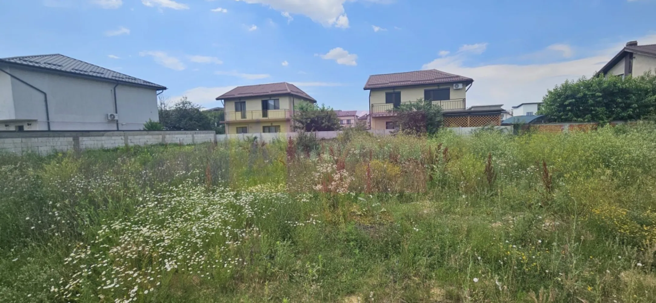 Teren Bragadiru- strada Toamnei. - Compania imobiliara Apulum 94 va propune un teren situat in Bragadiru, strada Toamnei, in apropiere de Prelungirea Ghencea. 
Terenul este situat pe un drum de servitute din strada Toamnei, are o suprafata totala de 355 mp din care 88 mp este cota din drum si raman curati 267 mp. 
Terenul sre forma patrata, avand o deschidere de 16 ml la drum.
Langa teren este curentul si gazul, iar apa si canalul sunt la straa, aproximativ 70 metri.
Zona este in continua dezvoltare, pretabila pentru constructie casa.
Pentru vizionare si mai multe detalii nu ezitati sa ma contactati pe nr 0733683446- Laura Ionescu.