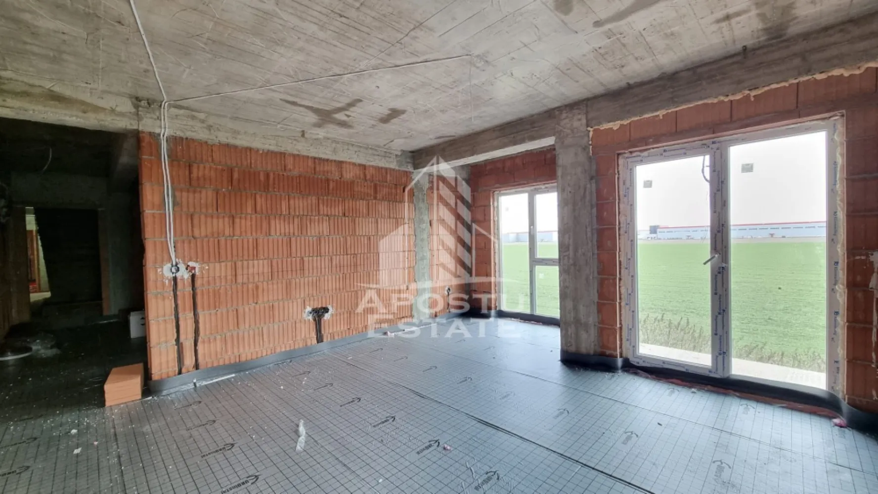 Apartament cu 2 camere, bloc nou, loc de parcare, Sanandrei - Apostu Estate va ofera spre vanzare un apartament cu 2 camere, decomandat, situat la etajul 2/2 intr-u bloc nou in Sanandrei, 7 km de Timisoara!

Apartamentul dispune de 55 mpu, plus balcon, fiind compartimentat astfel:
- hol de acces
- living openspace cu bucatarie ce poate fi inchisa
- balcon deschis
- dormitor matrimonial
- baie cu geam si cada

Confortul termic se realizeaza prin intermediul centralei proprii pe gaz cu incalzire in pardoseala si aparatul de aer conditionat. Alte dotari: tamplarie PVC, geamuri tripan.
Locul de parcare este inclus!

Termen de finalizare: Septembrie 2026

Oferim consultanta si solutii financiare prin intermediul colaboratorilor nostri.
Va asteptam cu drag la o vizionare! 
ID intern: CP2896394