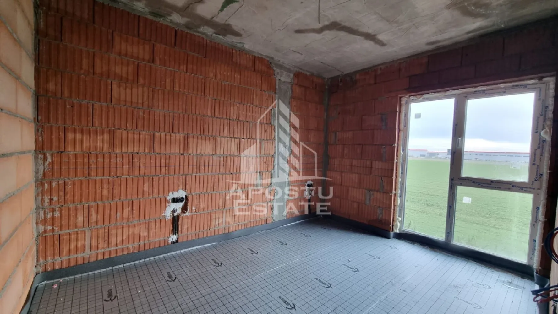 Apartament cu 2 camere, bloc nou, loc de parcare, Sanandrei - Apostu Estate va ofera spre vanzare un apartament cu 2 camere, decomandat, situat la etajul 2/2 intr-u bloc nou in Sanandrei, 7 km de Timisoara!

Apartamentul dispune de 55 mpu, plus balcon, fiind compartimentat astfel:
- hol de acces
- living openspace cu bucatarie ce poate fi inchisa
- balcon deschis
- dormitor matrimonial
- baie cu geam si cada

Confortul termic se realizeaza prin intermediul centralei proprii pe gaz cu incalzire in pardoseala si aparatul de aer conditionat. Alte dotari: tamplarie PVC, geamuri tripan.
Locul de parcare este inclus!

Termen de finalizare: Septembrie 2026

Oferim consultanta si solutii financiare prin intermediul colaboratorilor nostri.
Va asteptam cu drag la o vizionare! 
ID intern: CP2896394