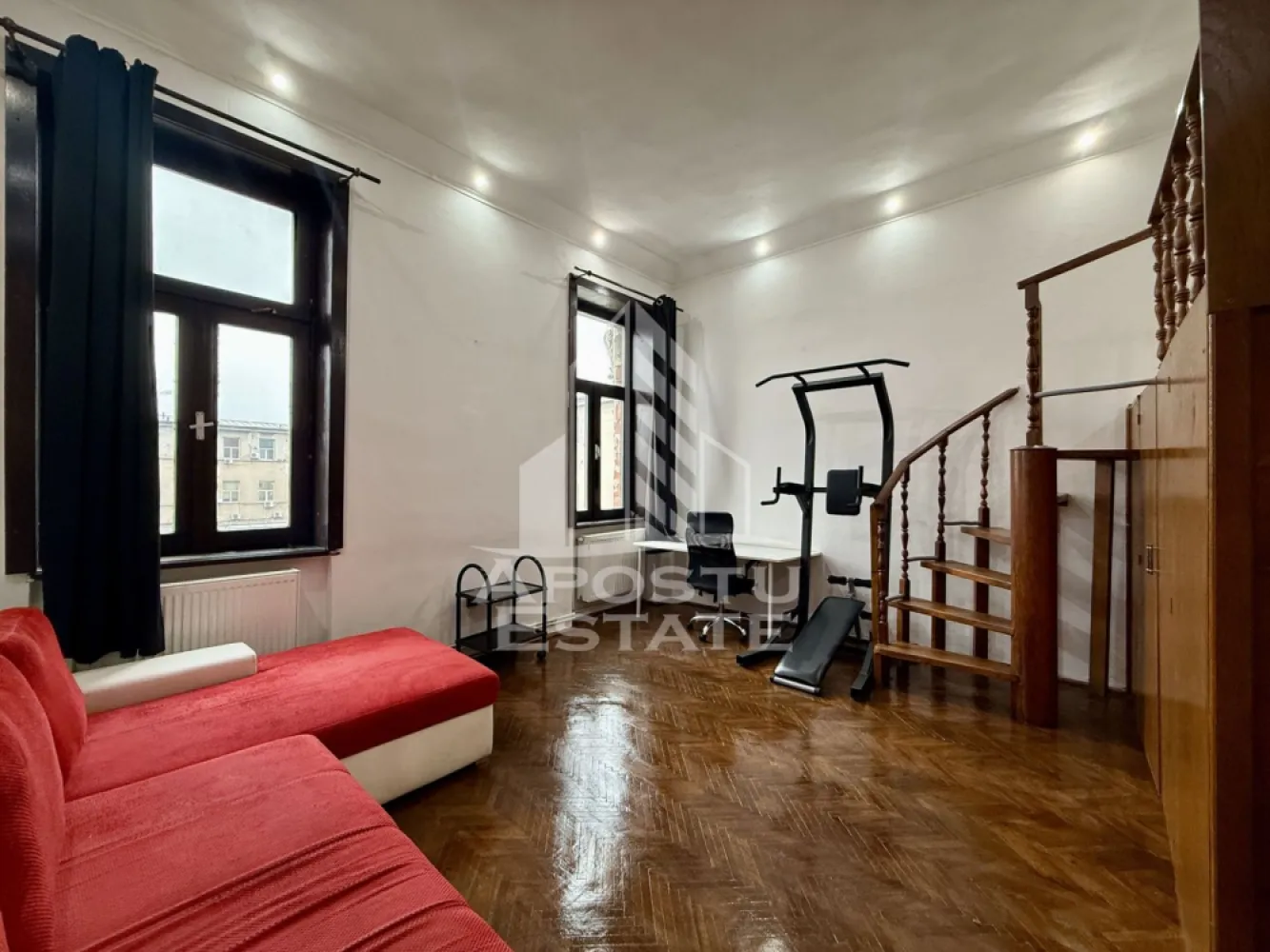 Apartament o camera, 43mp, centrala proprie, Ultracentral - APOSTU ESTATE va propune spre vanzare un apartament cu 1 camera, situat ultracentral, in Piata Unirii din Timisoara, una dintre cele mai cautate si apreciate zone ale orasului.
Apartamentul este amplasat la etajul 2 din 2, intr-o cladire istorica reabilitata, cu pod si acoperis, pastrand arhitectura specifica zonei.
Confortul termic este asigurat de centrala proprie pe gaz cu sistem de incalzire prin calorifere.

Cu o suprafata utila de 43 mp, apartamentul este compartimentat astfel:
- hol de acces cu debara
- bucatarie
- baie
- camera spatioasa 

Proprietatea este ideala atat pentru locuinta proprie, cat si pentru investitie, fiind pretabila pentru inchiriere pe termen lung sau regim hotelier, datorita pozitiei ultracentrale.
Vecinatati: Piata Marasti, Piata 700, Punctele Cardinale, Bastion

Agentia imobiliara Apostu Estate va ofera consultanta bancara gratuita prin intermediul colaboratorilor nostri pentru alegerea celui mai potrivit tip de credit, astfel incat tu sa devi noul proprietar al acestui apartament.
Va asteptam cu drag la o vizionare!