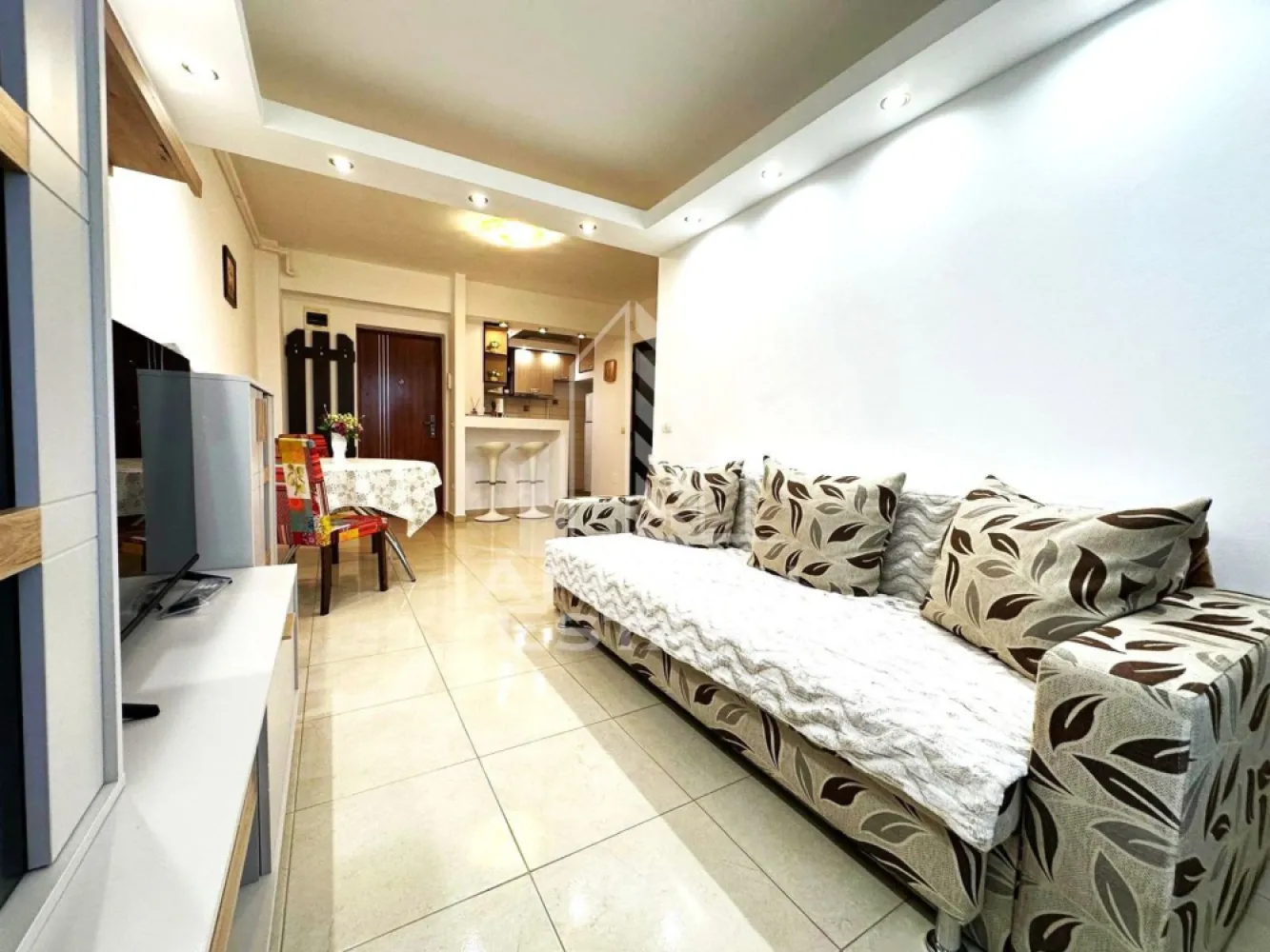 Apartament cu 2 camere - APOSTU ESTATE va propune spre inchiriere un apartament cochet cu 2 camere decomandat ,58mp utili ideal pentru cei care cauta confort si functionalitate intr-un spatiu bine organizat. Locuinta este compusa dintr-un dormitor primitor, un living luminos cu bucatarie open space si o baie moderna cu dus. Bucataria este complet utilata cu aragaz, hota, frigider si cuptor cu microunde, fiind perfecta pentru gatit si momente relaxante.

Apartamentul dispune de centrala proprie si incalzire prin calorifere, asigurand confort termic pe tot parcursul anului. In plus, este dotat cu dressing, mașina de spalat rufe, TV, senzor de incendii si interfon. Situat la etajul 4 din 5, intr-un imobil cu lift, ofera liniste si o atmosfera placuta.

Aparatamentul este situat intr-o zona foarte placuta si linistita, cu supermarket, facultate la doar cateva minute de mers pe jos.
Perioada minima de inchiriere: 1 an.

Cheltuieli de intretinere reduse:
– curent aproximativ 120 lei
– intretinere aproximativ 250 lei
Apartamentul este disponibil imediat, ideal pentru un cuplu, studenti sau o persoana singura.
Pentru mai multe detalii sau pentru programarea unei vizionari, echipa Apostu Estate va sta cu profesionalism si promptitudine la dispozitie dumneavoastra.
CP2896220