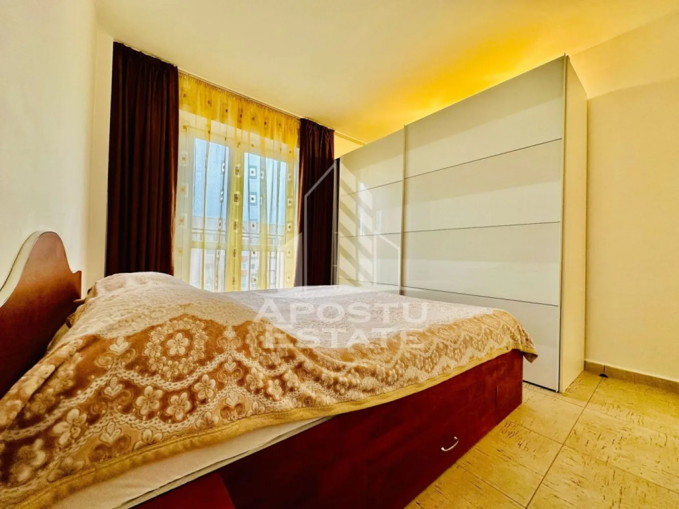 Apartament cu 2 camere - APOSTU ESTATE va propune spre inchiriere un apartament cochet cu 2 camere decomandat ,58mp utili ideal pentru cei care cauta confort si functionalitate intr-un spatiu bine organizat. Locuinta este compusa dintr-un dormitor primitor, un living luminos cu bucatarie open space si o baie moderna cu dus. Bucataria este complet utilata cu aragaz, hota, frigider si cuptor cu microunde, fiind perfecta pentru gatit si momente relaxante.

Apartamentul dispune de centrala proprie si incalzire prin calorifere, asigurand confort termic pe tot parcursul anului. In plus, este dotat cu dressing, mașina de spalat rufe, TV, senzor de incendii si interfon. Situat la etajul 4 din 5, intr-un imobil cu lift, ofera liniste si o atmosfera placuta.

Aparatamentul este situat intr-o zona foarte placuta si linistita, cu supermarket, facultate la doar cateva minute de mers pe jos.
Perioada minima de inchiriere: 1 an.

Cheltuieli de intretinere reduse:
– curent aproximativ 120 lei
– intretinere aproximativ 250 lei
Apartamentul este disponibil imediat, ideal pentru un cuplu, studenti sau o persoana singura.
Pentru mai multe detalii sau pentru programarea unei vizionari, echipa Apostu Estate va sta cu profesionalism si promptitudine la dispozitie dumneavoastra.
CP2896220
