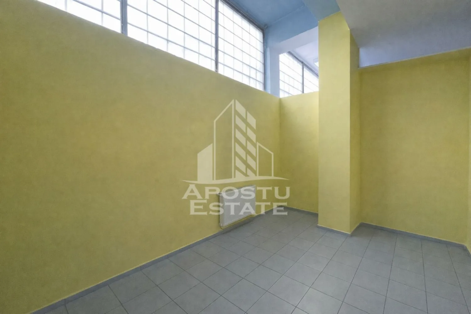 Spatiu comercial stradal, 180 mp, Zona Modern - APOSTU ESTATE va propune spre inchiriere spatiu comercial stradal, de 180 mp, in Zona Modern

Spatiul este necompartimentat dar cu posibilitate de compartimentare.
Confortul termic este asigurat de centrala proprie si climatizare.
Spatiul dispune de doua puncte de acces, unul din strada si unul pentru aprovizionare, care dispune si de rampa.
Disponibilitate de la data de 01.05.2026

Pentru mai multe detalii sau pentru stabilirea unei vizionari nu ezitati sa ne contactati.
CP2896036