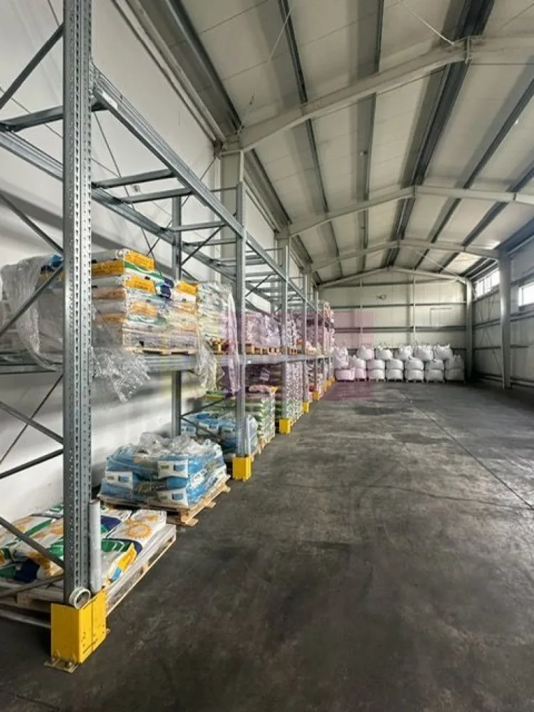 Hale industriale cu parcari multiple Bragadiru Sos Alexandriei stradal - Locația se află în Bragadiru , este o zonă exclusiv industrială prin hotărârea Consiliului Județean Ilfov cu acces direct din DN6 - Șoseaua Alexandriei cat si printr-o alta strada paralela cu strada principala. 
Suprafața terenului proprietate personală se întinde pe aproximativ 10.000 metri pătrați si este compusă din 4 hale si o clădire administrativă ( o vilă ) cu destinația birouri folosită pâna in prezent ! 
1 ) Direct la Soseaua Alexandriei se află o clădire care actualmente este folosită pentru depozitare . 
Clădirea este din zidărie si cadre de beton cu o suprafață de 772 mp parter si 130 mp la etaj cu absolut toate utilitățile și totodată este autorizată ISU in  2025 
2 ) Hala 2 este de-asemenea construită din cărămidă cu o suprafață de 416 mp autorizata ISU 2019 
3) Hala 3 + extensia ei însumează 1040 mp , sunt executate din oțel galvanizat și panouri tip sandwich folosite pentru depozitare cu o înălțime la coama de 6,5 m ( ambele autorizate ISU 2019 )
4) Clădirea 4 este o clădire cu rampa , are 880 mp construita din beton cu spații divizate pretabile la produse mici - medii , produse ușoare + birouri 
5 ) Clădirea administrativă, vila de birouri in suprafață utilă de 185 mp , autorizată ISU de asemenea 
6 ) Platforma parking 1402 mp + dușuri pentru șoferi , sala de mese și odihnă 
Totodată există montate panouri solare pentru reducerea cheltuielilor , generatoare și urmează pompe de caldura astfel încât utilitățile să aibă un cost minimal ! 
Se poate inchiria intreg spatiul sau suprafate mai mici. 
Proprietarul este persoana juridica si se adauga tva-ul la pret. 
Pentru vizionare si alte detalii nu ezitati sa ma contactati pe nr 0733683446- Laura Ionescu.