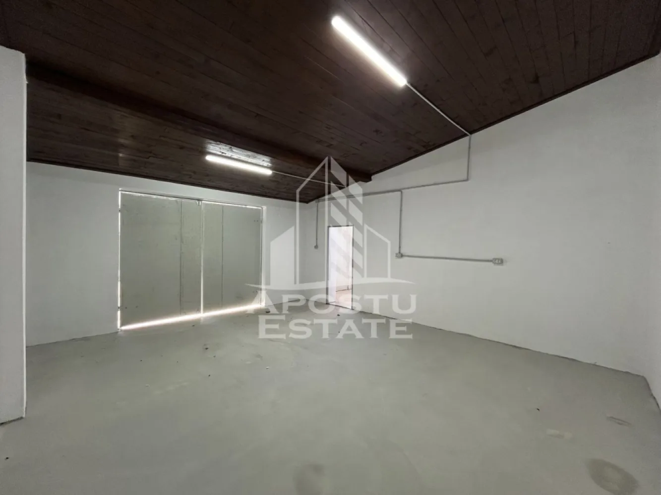 Spatiu pentru birouri si depozit 85 mp+ curte betonata, Lipovei - Agentia imobiliara Apostu Estate va propune spre inchiriere spatiu pentru birouri sau alte activitati cu depozitare si curte betonata, in zona Lipovei, foarte aproape de Iulius Town.

Spatiul de birouri se desfasoara 48 mp utili, si este compartimentat in 2 incaperi cu acces separat din curte, grup sanitar si spatiu chicineta.
Depozitul se desfasoara pe 85 mp, este compartimentat in doua incaperi mari cu 3 puncte de acces auto.
Spatiul a fost recent, si dispune de incalzire prin centrala termica pe gaz si calorifere.
La etajul cladirii mai este un spatiu pentru depozitare de aproximativ 53 mp.
Proprietatea are curte privata betonata, cu acces auto, de aproximativ 250 mp.

Pentru mai multe detalii sau pentru stabilirea unei vizionari nu ezitati sa ne contactati!
CP3186183