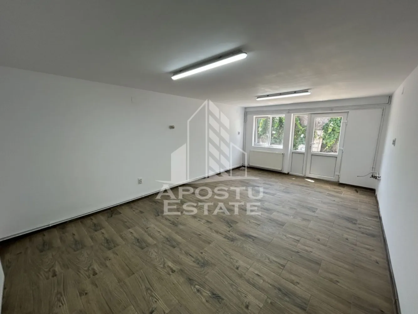 Spatiu pentru birouri si depozit 85 mp+ curte betonata, Lipovei - Agentia imobiliara Apostu Estate va propune spre inchiriere spatiu pentru birouri sau alte activitati cu depozitare si curte betonata, in zona Lipovei, foarte aproape de Iulius Town.

Spatiul de birouri se desfasoara 48 mp utili, si este compartimentat in 2 incaperi cu acces separat din curte, grup sanitar si spatiu chicineta.
Depozitul se desfasoara pe 85 mp, este compartimentat in doua incaperi mari cu 3 puncte de acces auto.
Spatiul a fost recent, si dispune de incalzire prin centrala termica pe gaz si calorifere.
La etajul cladirii mai este un spatiu pentru depozitare de aproximativ 53 mp.
Proprietatea are curte privata betonata, cu acces auto, de aproximativ 250 mp.

Pentru mai multe detalii sau pentru stabilirea unei vizionari nu ezitati sa ne contactati!
CP3186183