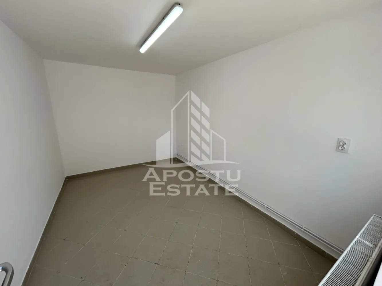 Spatiu pentru birouri si depozit 85 mp+ curte betonata, Lipovei - Agentia imobiliara Apostu Estate va propune spre inchiriere spatiu pentru birouri sau alte activitati cu depozitare si curte betonata, in zona Lipovei, foarte aproape de Iulius Town.

Spatiul de birouri se desfasoara 48 mp utili, si este compartimentat in 2 incaperi cu acces separat din curte, grup sanitar si spatiu chicineta.
Depozitul se desfasoara pe 85 mp, este compartimentat in doua incaperi mari cu 3 puncte de acces auto.
Spatiul a fost recent, si dispune de incalzire prin centrala termica pe gaz si calorifere.
La etajul cladirii mai este un spatiu pentru depozitare de aproximativ 53 mp.
Proprietatea are curte privata betonata, cu acces auto, de aproximativ 250 mp.

Pentru mai multe detalii sau pentru stabilirea unei vizionari nu ezitati sa ne contactati!
CP3186183