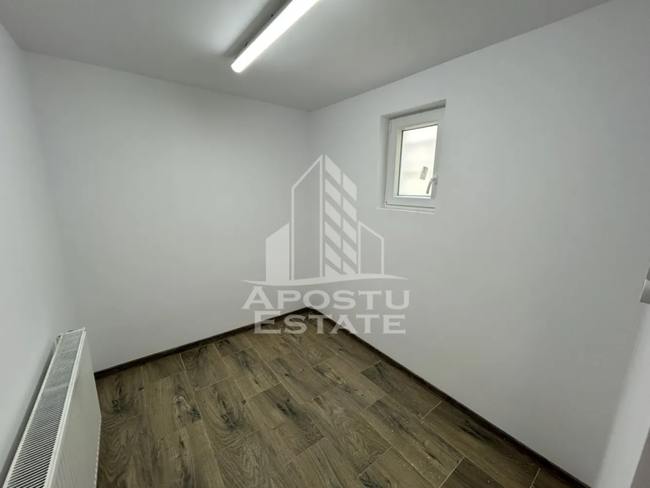 Spatiu pentru birouri si depozit 85 mp+ curte betonata, Lipovei - Agentia imobiliara Apostu Estate va propune spre inchiriere spatiu pentru birouri sau alte activitati cu depozitare si curte betonata, in zona Lipovei, foarte aproape de Iulius Town.

Spatiul de birouri se desfasoara 48 mp utili, si este compartimentat in 2 incaperi cu acces separat din curte, grup sanitar si spatiu chicineta.
Depozitul se desfasoara pe 85 mp, este compartimentat in doua incaperi mari cu 3 puncte de acces auto.
Spatiul a fost recent, si dispune de incalzire prin centrala termica pe gaz si calorifere.
La etajul cladirii mai este un spatiu pentru depozitare de aproximativ 53 mp.
Proprietatea are curte privata betonata, cu acces auto, de aproximativ 250 mp.

Pentru mai multe detalii sau pentru stabilirea unei vizionari nu ezitati sa ne contactati!
CP3186183