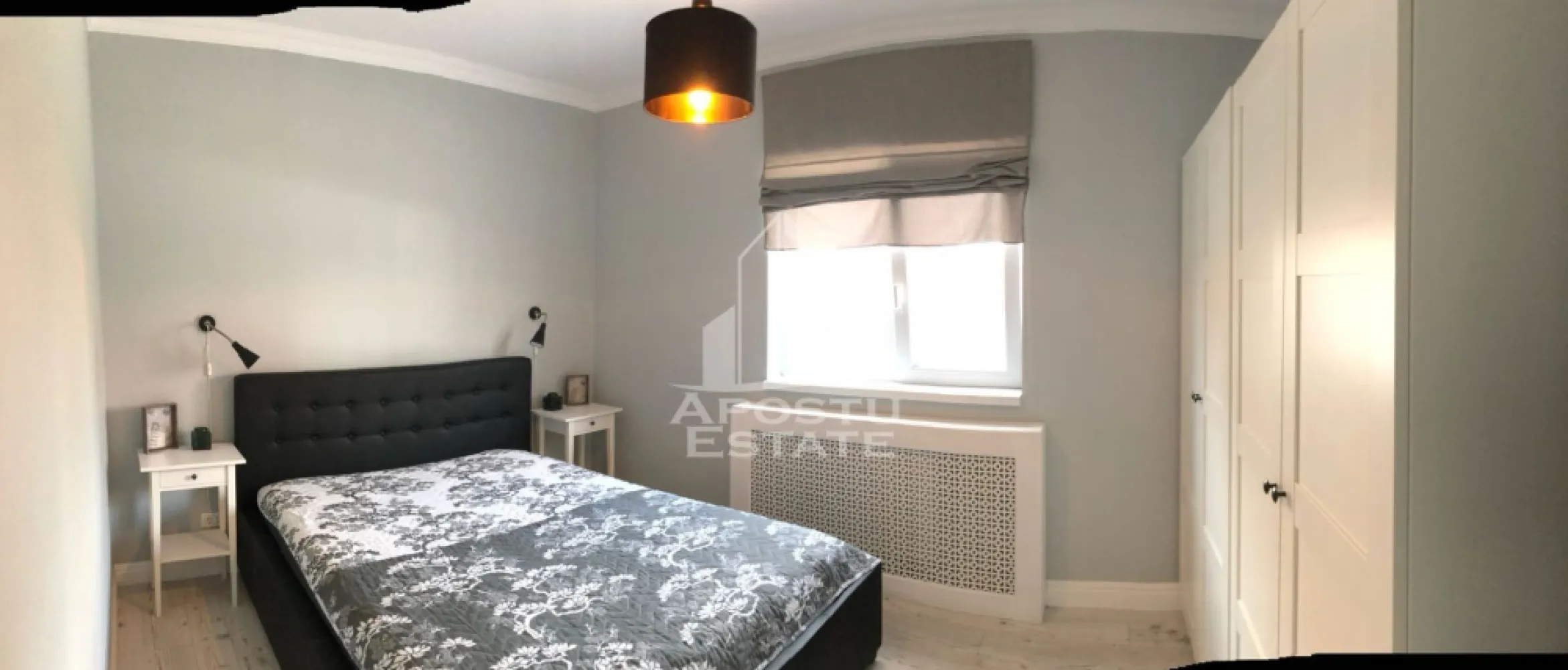 Apartament cu 3 camere de vânzare , Loc de parcare , Dumbravita - Agenția imobiliara Apostu Estate va propune spre vânzare un apartament modern cu 3 camere ,situat în zona Dumbravita , una dintre cele mai căutate zone din Timis . Ideal atât pentru locuința proprie , cat si pentru investiție

Imobilul este amplasat la etajul 2 și beneficiază de o suprafață utila de 60 mp 

Compartimentare :
-Bucătărie complet mobilata
-Living open space cu bucataria 
-Dormitor mobilat 
-Dormitor secundar mobilat 
-Baie cu cada
-Balcon închis

Confortul termic este asigurat prin intermediul centralei proprii 

Apartamentul se vinde complet mobilat 

Beneficii suplimentare :
- Compartimentare moderna și funcțională
- Zona excelenta pentru locuit sau investiție
-Loc de parcare inclus in pret 

Vecinătăți :
-Auchan 
-Decathlon 
-Mijloace de transport in comun

Pentru mai multe detalii si programarea unei vizionari , va stam cu drag la dispoziție .

Agenția imobiliara Apostu Estate vă oferă consultanta bancara gratuita prin intermediul colaboratorilor noștri pentru alegerea celui mai potrivit tip de credit , astfel încât tu să devii noul proprietar al acestui apartament .