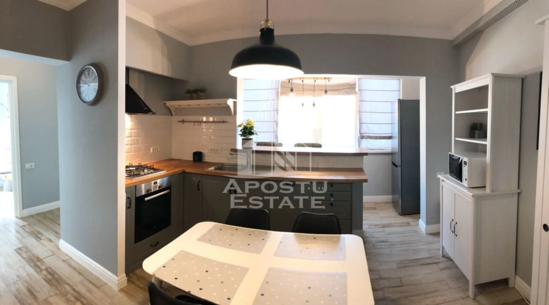 Apartament cu 3 camere de vânzare , Loc de parcare , Dumbravita - Agenția imobiliara Apostu Estate va propune spre vânzare un apartament modern cu 3 camere ,situat în zona Dumbravita , una dintre cele mai căutate zone din Timis . Ideal atât pentru locuința proprie , cat si pentru investiție

Imobilul este amplasat la etajul 2 și beneficiază de o suprafață utila de 60 mp 

Compartimentare :
-Bucătărie complet mobilata
-Living open space cu bucataria 
-Dormitor mobilat 
-Dormitor secundar mobilat 
-Baie cu cada
-Balcon închis

Confortul termic este asigurat prin intermediul centralei proprii 

Apartamentul se vinde complet mobilat 

Beneficii suplimentare :
- Compartimentare moderna și funcțională
- Zona excelenta pentru locuit sau investiție
-Loc de parcare inclus in pret 

Vecinătăți :
-Auchan 
-Decathlon 
-Mijloace de transport in comun

Pentru mai multe detalii si programarea unei vizionari , va stam cu drag la dispoziție .

Agenția imobiliara Apostu Estate vă oferă consultanta bancara gratuita prin intermediul colaboratorilor noștri pentru alegerea celui mai potrivit tip de credit , astfel încât tu să devii noul proprietar al acestui apartament .