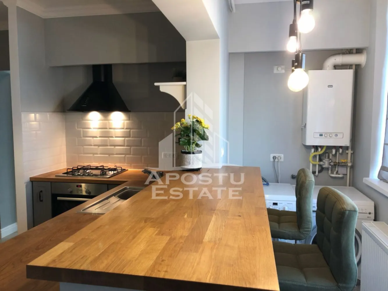 Apartament cu 3 camere de vânzare , Loc de parcare , Dumbravita - Agenția imobiliara Apostu Estate va propune spre vânzare un apartament modern cu 3 camere ,situat în zona Dumbravita , una dintre cele mai căutate zone din Timis . Ideal atât pentru locuința proprie , cat si pentru investiție

Imobilul este amplasat la etajul 2 și beneficiază de o suprafață utila de 60 mp 

Compartimentare :
-Bucătărie complet mobilata
-Living open space cu bucataria 
-Dormitor mobilat 
-Dormitor secundar mobilat 
-Baie cu cada
-Balcon închis

Confortul termic este asigurat prin intermediul centralei proprii 

Apartamentul se vinde complet mobilat 

Beneficii suplimentare :
- Compartimentare moderna și funcțională
- Zona excelenta pentru locuit sau investiție
-Loc de parcare inclus in pret 

Vecinătăți :
-Auchan 
-Decathlon 
-Mijloace de transport in comun

Pentru mai multe detalii si programarea unei vizionari , va stam cu drag la dispoziție .

Agenția imobiliara Apostu Estate vă oferă consultanta bancara gratuita prin intermediul colaboratorilor noștri pentru alegerea celui mai potrivit tip de credit , astfel încât tu să devii noul proprietar al acestui apartament .