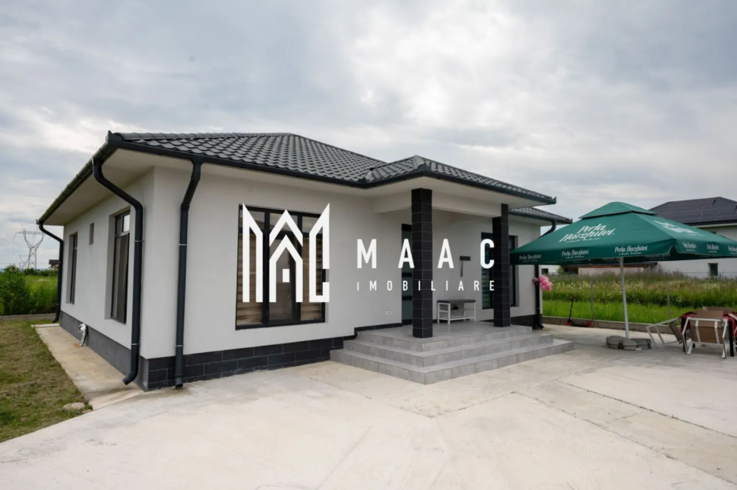 Casă 3 camere | Budești, Vâlcea | 100 mp utili, teren 700 mp - Casă nouă cu 3 camere în Budești, Vâlcea, finalizată în 2024, cu 100 mp utili și teren de 700 mp, complet mobilată și utilată, pregătită pentru mutare.

Detalii proprietate:
• Suprafață utilă: 100 mp
• Suprafață construită: 120 mp
• Teren: 700 mp
• Compartimentare: 3 dormitoare, bucătărie, baie, hol, dressing
• Terasă: 1
• Construcție finalizată în 2024
• Structură din BCA
• Se vinde complet mobilată și utilată
• Pod mare, izolat cu spumă poliuretanică cu celulă închisă
• Izolație exterioară cu polistiren
• Centrală termică pe gaz, curent electric, apă, fosă septică nouă
• Instalații electrice și sanitare complet noi

Proprietatea este situată în Budești, la doar 7 km de Râmnicu Vâlcea, aproape de Primărie, farmacie, magazinul Anabella și dispensar. Curtea betonată oferă spațiu generos pentru amenajare și utilizare practică în fiecare zi.

Pentru detalii suplimentare și programarea unei vizionări, contactați echipa MAAC Imobiliare și menționați Cod anunț CP3184376.