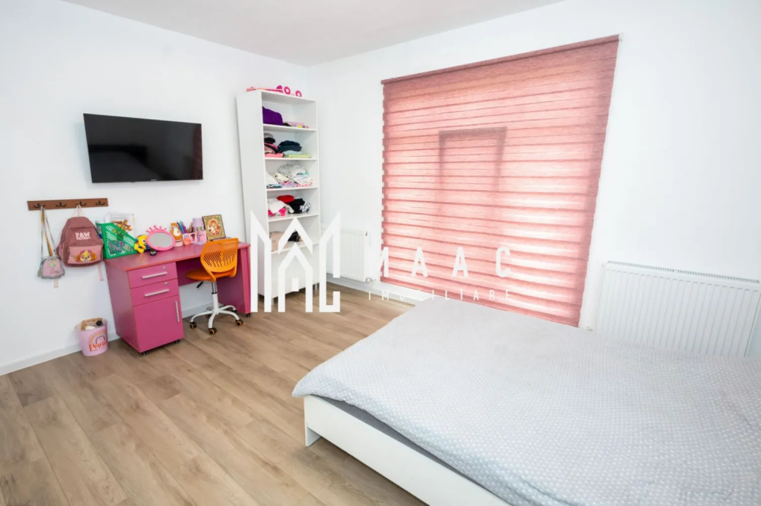 Casă 3 camere | Budești, Vâlcea | 100 mp utili, teren 700 mp - Casă nouă cu 3 camere în Budești, Vâlcea, finalizată în 2024, cu 100 mp utili și teren de 700 mp, complet mobilată și utilată, pregătită pentru mutare.

Detalii proprietate:
• Suprafață utilă: 100 mp
• Suprafață construită: 120 mp
• Teren: 700 mp
• Compartimentare: 3 dormitoare, bucătărie, baie, hol, dressing
• Terasă: 1
• Construcție finalizată în 2024
• Structură din BCA
• Se vinde complet mobilată și utilată
• Pod mare, izolat cu spumă poliuretanică cu celulă închisă
• Izolație exterioară cu polistiren
• Centrală termică pe gaz, curent electric, apă, fosă septică nouă
• Instalații electrice și sanitare complet noi

Proprietatea este situată în Budești, la doar 7 km de Râmnicu Vâlcea, aproape de Primărie, farmacie, magazinul Anabella și dispensar. Curtea betonată oferă spațiu generos pentru amenajare și utilizare practică în fiecare zi.

Pentru detalii suplimentare și programarea unei vizionări, contactați echipa MAAC Imobiliare și menționați Cod anunț CP3184376.