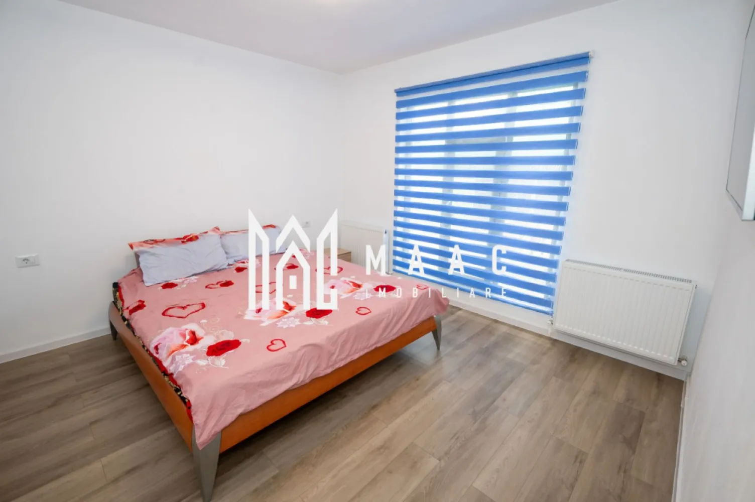 Casă 3 camere | Budești, Vâlcea | 100 mp utili, teren 700 mp - Casă nouă cu 3 camere în Budești, Vâlcea, finalizată în 2024, cu 100 mp utili și teren de 700 mp, complet mobilată și utilată, pregătită pentru mutare.

Detalii proprietate:
• Suprafață utilă: 100 mp
• Suprafață construită: 120 mp
• Teren: 700 mp
• Compartimentare: 3 dormitoare, bucătărie, baie, hol, dressing
• Terasă: 1
• Construcție finalizată în 2024
• Structură din BCA
• Se vinde complet mobilată și utilată
• Pod mare, izolat cu spumă poliuretanică cu celulă închisă
• Izolație exterioară cu polistiren
• Centrală termică pe gaz, curent electric, apă, fosă septică nouă
• Instalații electrice și sanitare complet noi

Proprietatea este situată în Budești, la doar 7 km de Râmnicu Vâlcea, aproape de Primărie, farmacie, magazinul Anabella și dispensar. Curtea betonată oferă spațiu generos pentru amenajare și utilizare practică în fiecare zi.

Pentru detalii suplimentare și programarea unei vizionări, contactați echipa MAAC Imobiliare și menționați Cod anunț CP3184376.