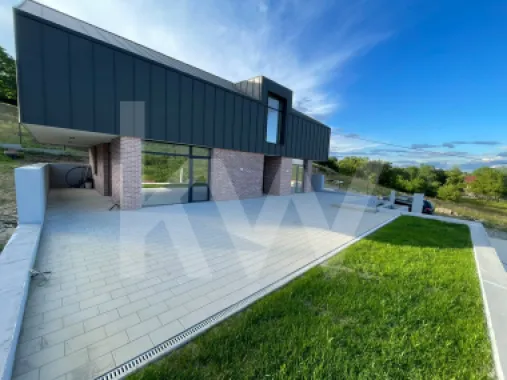 Casă arhitectură modernă cu panoramă spre Munții Făgăraș și Cetatea Cisnădioara