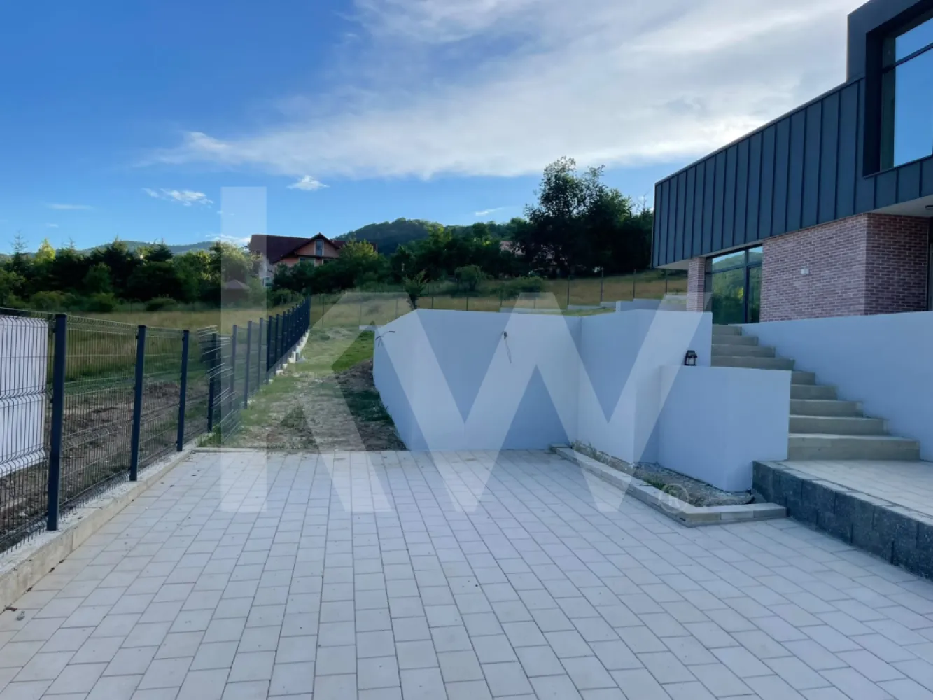 Casă arhitectură modernă cu panoramă spre Munții Făgăraș și Cetatea Cisnădioara