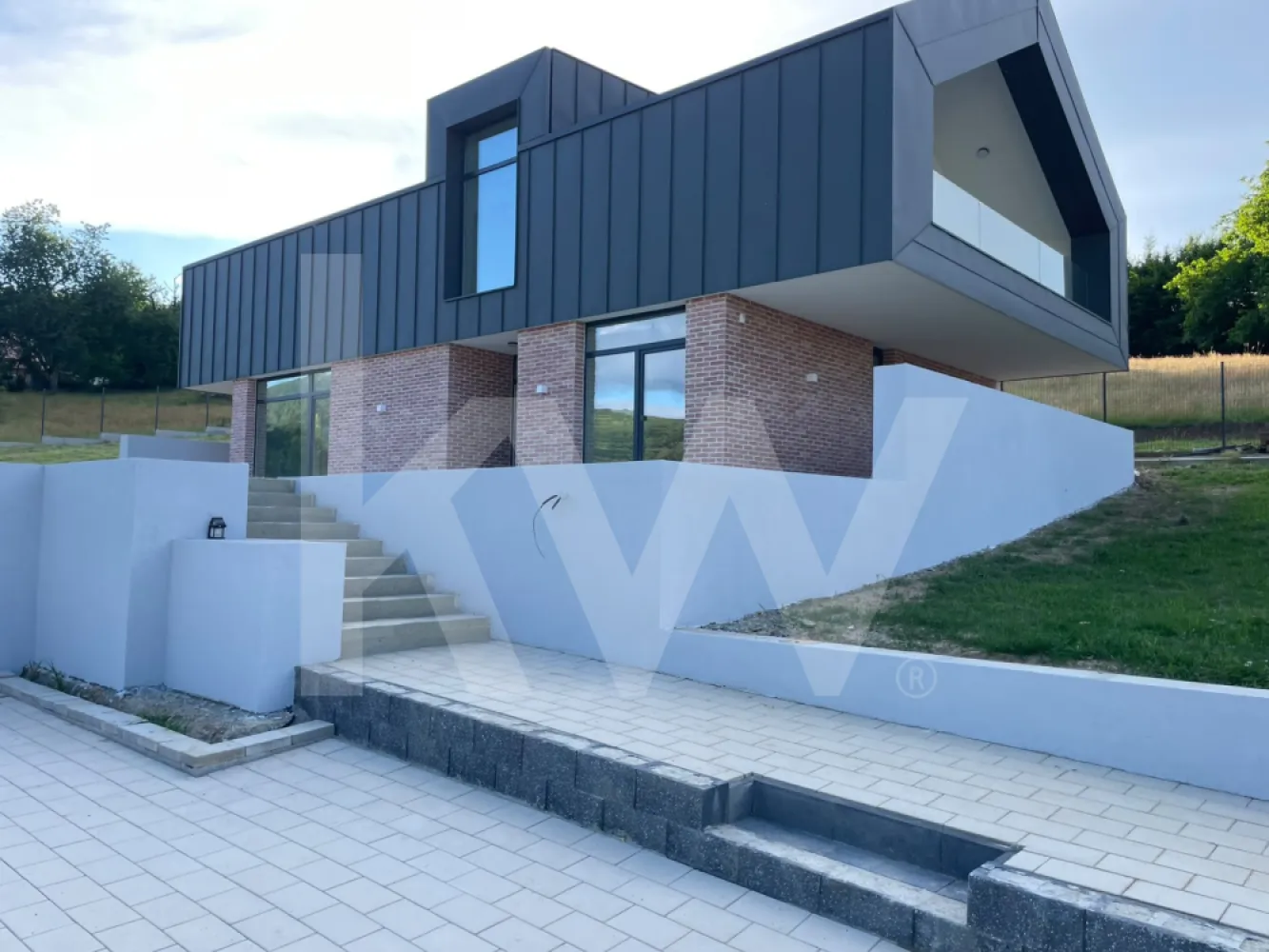 Casă arhitectură modernă cu panoramă spre Munții Făgăraș și Cetatea Cisnădioara