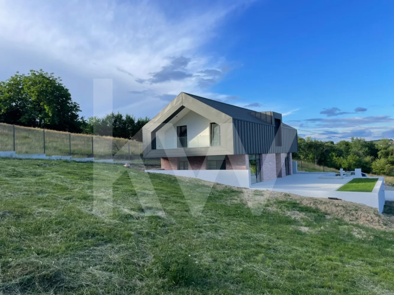 Casă arhitectură modernă cu panoramă spre Munții Făgăraș și Cetatea Cisnădioara