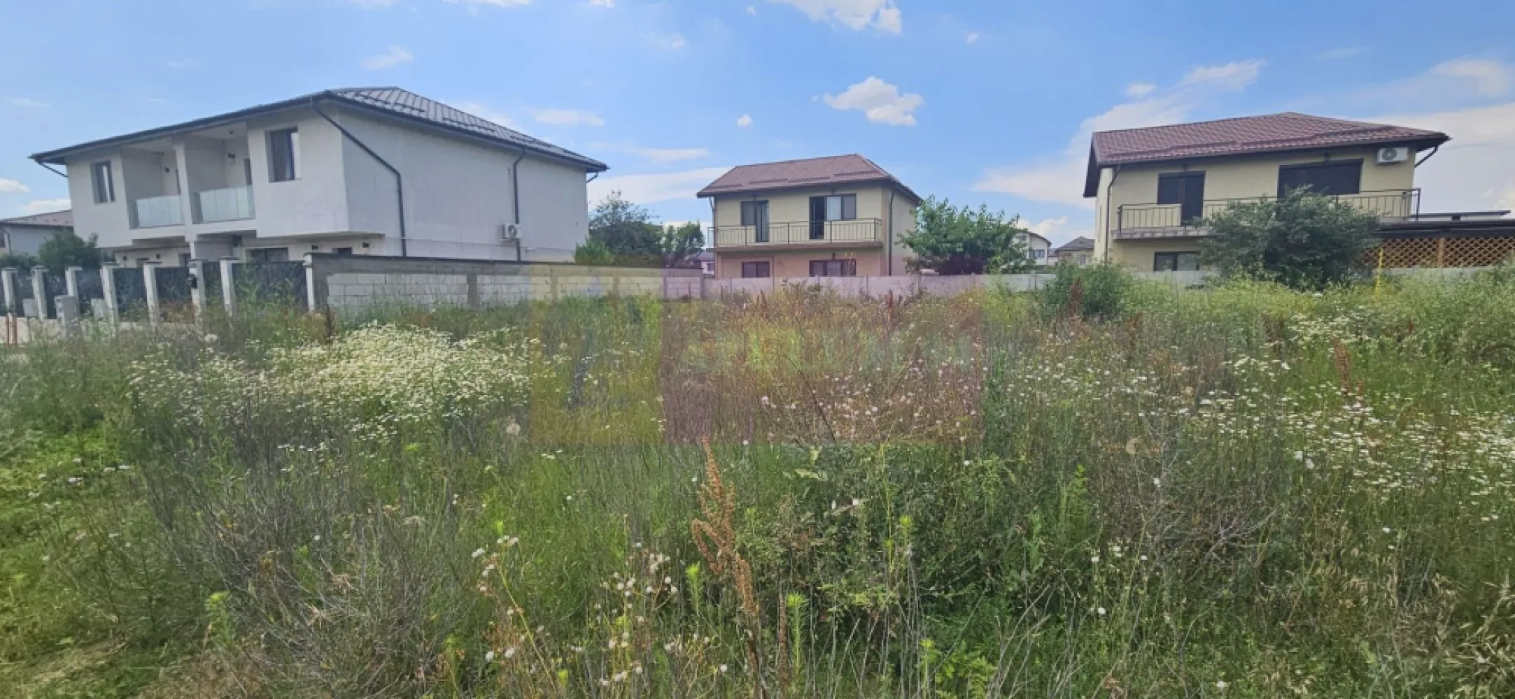Teren Bragadiru- strada Toamnei. - Compania imobiliara Apulum 94 va propune un teren situat in Bragadiru, strada Toamnei, in apropiere de Prelungirea Ghencea. 
Terenul este situat pe un drum de servitute din strada Toamnei, are o suprafata totala de 355 mp din care 88 mp este cota din drum si raman curati 267 mp. 
Terenul sre forma patrata, avand o deschidere de 16 ml la drum.
Langa teren este curentul si gazul, iar apa si canalul sunt la straa, aproximativ 70 metri.
Zona este in continua dezvoltare, pretabila pentru constructie casa.
Pentru vizionare si mai multe detalii nu ezitati sa ma contactati pe nr 0733683446- Laura Ionescu.