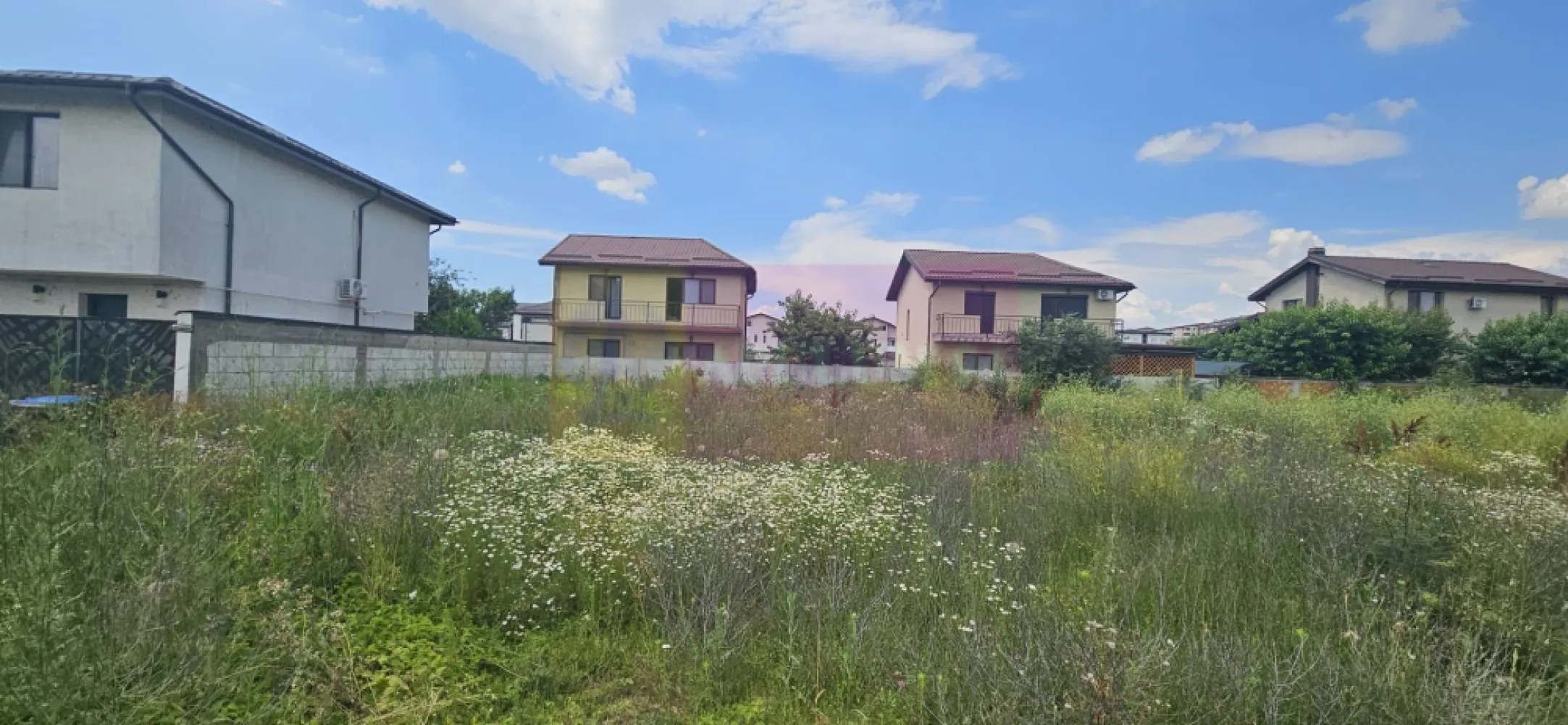 Teren Bragadiru- strada Toamnei. - Compania imobiliara Apulum 94 va propune un teren situat in Bragadiru, strada Toamnei, in apropiere de Prelungirea Ghencea. 
Terenul este situat pe un drum de servitute din strada Toamnei, are o suprafata totala de 355 mp din care 88 mp este cota din drum si raman curati 267 mp. 
Terenul are forma patrata, avand o deschidere de 16 ml la drum.
Langa teren este curentul si gazul, iar apa si canalul sunt la straa, aproximativ 70 metri.
Zona este in continua dezvoltare, pretabila pentru constructie casa.
Pentru vizionare si mai multe detalii nu ezitati sa ma contactati pe nr 0733683446- Laura Ionescu.