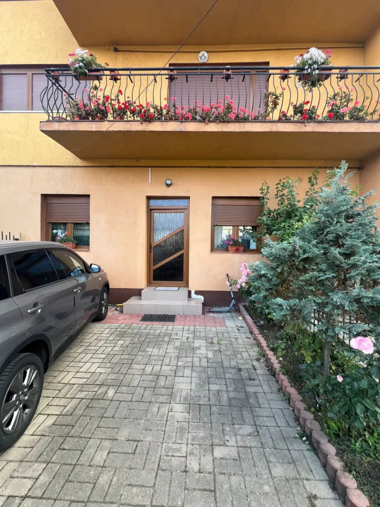 Apartament spațios la vilă, zona Parcul Sub Arini – Parter – Curte proprie - Îți propunem spre vânzare un apartament deosebit, situat la parterul unei vile elegante, într-una dintre cele mai căutate zone din Sibiu – Parcul Sub Arini. &nbsp;Suprafață și compartimentare:4 dormitoare generoase, luminoase și bine proportionateliving confortabil (~13 mp)bucătărie modernă, mobilată și utilată (12,35 mp) cu acces direct pe terasa din spatebaie spațioasă cu geam pentru aerisire (7,2 mp)dressing practic (4 mp)hol larg și primitor (~12 mp)spațiu de depozitare (5,2 mp), cu posibilitate de amenajare a unei a doua băi&nbsp;Curte proprie:în față: loc de parcare pe curte pavataîn spate: curte privatătotal curte proprie de 67 mp, ideală pentru relaxare&nbsp;Dotări și finisaje:centrală termică proprie, spațiu tehnic separatecalorifere, parchet, gresie și faianțătâmplărie PVC cu geam termopan și rulouri exterioarecasă izolată termic pentru confort sporit&nbsp;Localizare premium: zona Parcului Sub Arini, una dintre cele mai liniștite și verzi zone din Sibiu, cu acces rapid către centru, școli, grădinițe, zone comerciale și spații de recreere.&nbsp;&nbsp;Apartamentul este ideal pentru o familie care își dorește confort, intimitate și un stil de viață aproape de natură, dar și de centrul orașului.