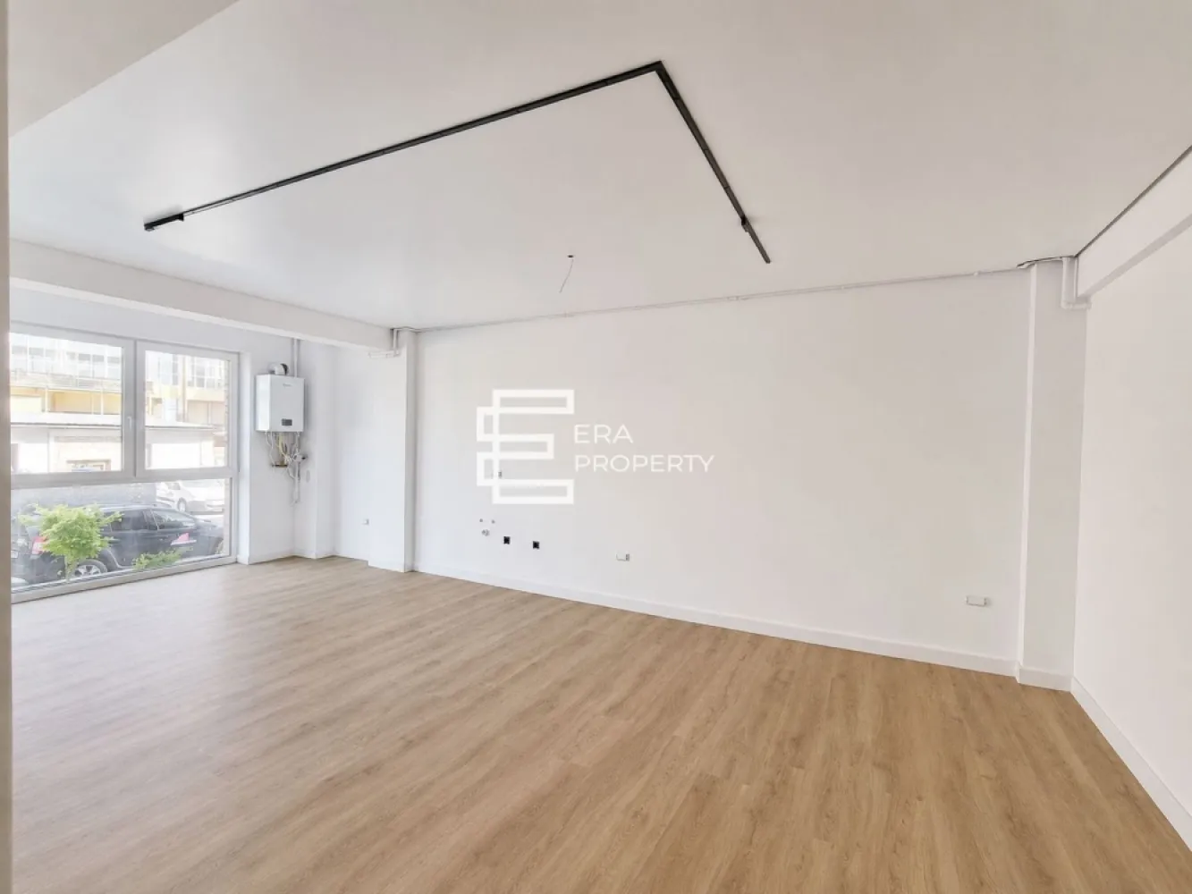 Apartament premium 3 cam, boxa, garaj-intabulat- Sibiu zona Alba Iulia - Apartament premium la câțiva pași de centrul Sibiului – Garaj inclus

Descoperă un apartament modern, complet finisat, situat într-un ansamblu rezidențial de ultimă generație, la doar câteva minute de centrul orașului Sibiu.

Locuința este predată la cheie, fiind necesară doar mobilarea după propriul gust. Compartimentarea este excelentă și cuprinde un living spațios cu bucătărie open-space și acces către balconul generos, două dormitoare și două băi.

Suprafață utilă: 66 mp
Balcon: 9 mp
Garaj subteran inclus în preț, cu acces direct la lift.

Apartamentul beneficiază de dotări și finisaje premium
• încălzire în pardoseală cu control inteligent
• centrală termică în condensare
• termostate wireless în fiecare încăpere
• suprafețe vitrate ample pentru lumină naturală abundentă
• tavane casetate cu iluminare LED integrată
• videointerfon și supraveghere video

Ansamblul oferă numeroase facilități:
• spații verzi și zone de relaxare
• parcări pentru vizitatori
• lift modern pentru 8 persoane
• acces facil pentru persoane cu dizabilități
• spațiu dedicat bicicletelor
• cameră administrativă și adăpost ALA

O proprietate modernă, eficientă și elegantă, ideală pentru cei care își doresc confort, tehnologie și o locație excelentă aproape de centrul orașului.

Preț: 161.000 € + TVA 21%
Garaj subteran inclus.