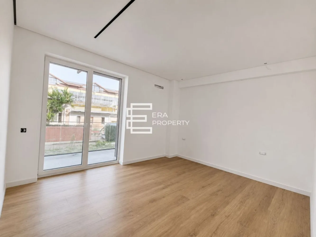 Apartament premium 3 cam, boxa, garaj-intabulat- Sibiu zona Alba Iulia - Apartament premium la câțiva pași de centrul Sibiului – Garaj inclus

Descoperă un apartament modern, complet finisat, situat într-un ansamblu rezidențial de ultimă generație, la doar câteva minute de centrul orașului Sibiu.

Locuința este predată la cheie, fiind necesară doar mobilarea după propriul gust. Compartimentarea este excelentă și cuprinde un living spațios cu bucătărie open-space și acces către balconul generos, două dormitoare și două băi.

Suprafață utilă: 66 mp
Balcon: 9 mp
Garaj subteran inclus în preț, cu acces direct la lift.

Apartamentul beneficiază de dotări și finisaje premium
• încălzire în pardoseală cu control inteligent
• centrală termică în condensare
• termostate wireless în fiecare încăpere
• suprafețe vitrate ample pentru lumină naturală abundentă
• tavane casetate cu iluminare LED integrată
• videointerfon și supraveghere video

Ansamblul oferă numeroase facilități:
• spații verzi și zone de relaxare
• parcări pentru vizitatori
• lift modern pentru 8 persoane
• acces facil pentru persoane cu dizabilități
• spațiu dedicat bicicletelor
• cameră administrativă și adăpost ALA

O proprietate modernă, eficientă și elegantă, ideală pentru cei care își doresc confort, tehnologie și o locație excelentă aproape de centrul orașului.

Preț: 161.000 € + TVA 21%
Garaj subteran inclus.