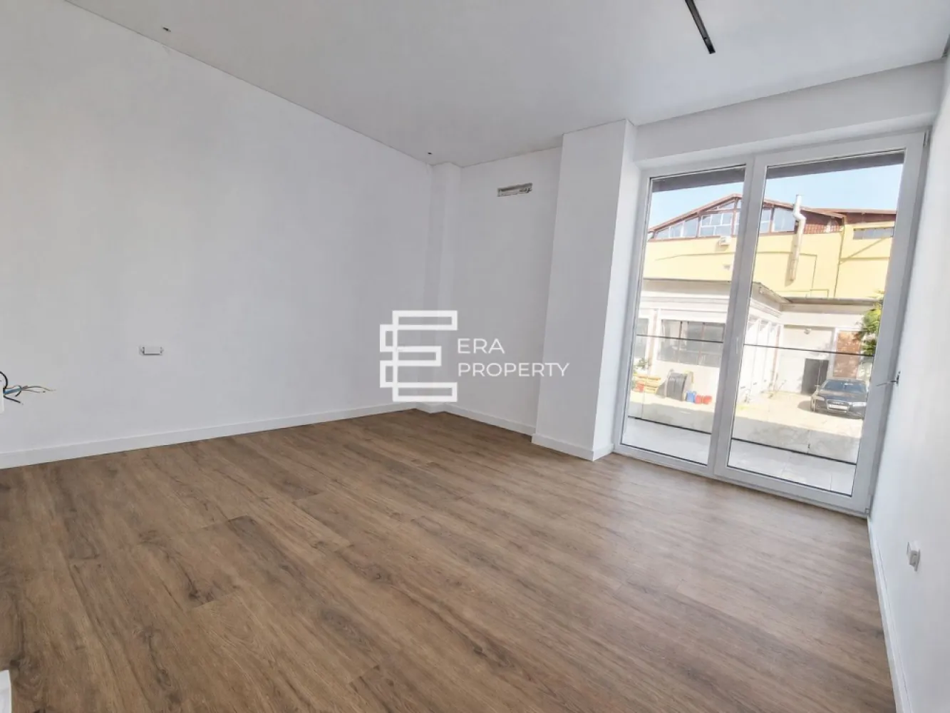 Apartament premium 3 cam, boxa, garaj-intabulat- Sibiu zona Alba Iulia - Apartament premium la câțiva pași de centrul Sibiului – Garaj inclus

Descoperă un apartament modern, complet finisat, situat într-un ansamblu rezidențial de ultimă generație, la doar câteva minute de centrul orașului Sibiu.

Locuința este predată la cheie, fiind necesară doar mobilarea după propriul gust. Compartimentarea este excelentă și cuprinde un living spațios cu bucătărie open-space și acces către balconul generos, două dormitoare și două băi.

Suprafață utilă: 66 mp
Balcon: 9 mp
Garaj subteran inclus în preț, cu acces direct la lift.

Apartamentul beneficiază de dotări și finisaje premium
• încălzire în pardoseală cu control inteligent
• centrală termică în condensare
• termostate wireless în fiecare încăpere
• suprafețe vitrate ample pentru lumină naturală abundentă
• tavane casetate cu iluminare LED integrată
• videointerfon și supraveghere video

Ansamblul oferă numeroase facilități:
• spații verzi și zone de relaxare
• parcări pentru vizitatori
• lift modern pentru 8 persoane
• acces facil pentru persoane cu dizabilități
• spațiu dedicat bicicletelor
• cameră administrativă și adăpost ALA

O proprietate modernă, eficientă și elegantă, ideală pentru cei care își doresc confort, tehnologie și o locație excelentă aproape de centrul orașului.

Preț: 161.000 € + TVA 21%
Garaj subteran inclus.