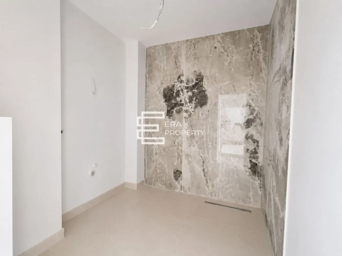 Apartament premium 3 cam, boxa, garaj-intabulat- Sibiu zona Alba Iulia - Apartament premium la câțiva pași de centrul Sibiului – Garaj inclus

Descoperă un apartament modern, complet finisat, situat într-un ansamblu rezidențial de ultimă generație, la doar câteva minute de centrul orașului Sibiu.

Locuința este predată la cheie, fiind necesară doar mobilarea după propriul gust. Compartimentarea este excelentă și cuprinde un living spațios cu bucătărie open-space și acces către balconul generos, două dormitoare și două băi.

Suprafață utilă: 66 mp
Balcon: 9 mp
Garaj subteran inclus în preț, cu acces direct la lift.

Apartamentul beneficiază de dotări și finisaje premium
• încălzire în pardoseală cu control inteligent
• centrală termică în condensare
• termostate wireless în fiecare încăpere
• suprafețe vitrate ample pentru lumină naturală abundentă
• tavane casetate cu iluminare LED integrată
• videointerfon și supraveghere video

Ansamblul oferă numeroase facilități:
• spații verzi și zone de relaxare
• parcări pentru vizitatori
• lift modern pentru 8 persoane
• acces facil pentru persoane cu dizabilități
• spațiu dedicat bicicletelor
• cameră administrativă și adăpost ALA

O proprietate modernă, eficientă și elegantă, ideală pentru cei care își doresc confort, tehnologie și o locație excelentă aproape de centrul orașului.

Preț: 161.000 € + TVA 21%
Garaj subteran inclus.