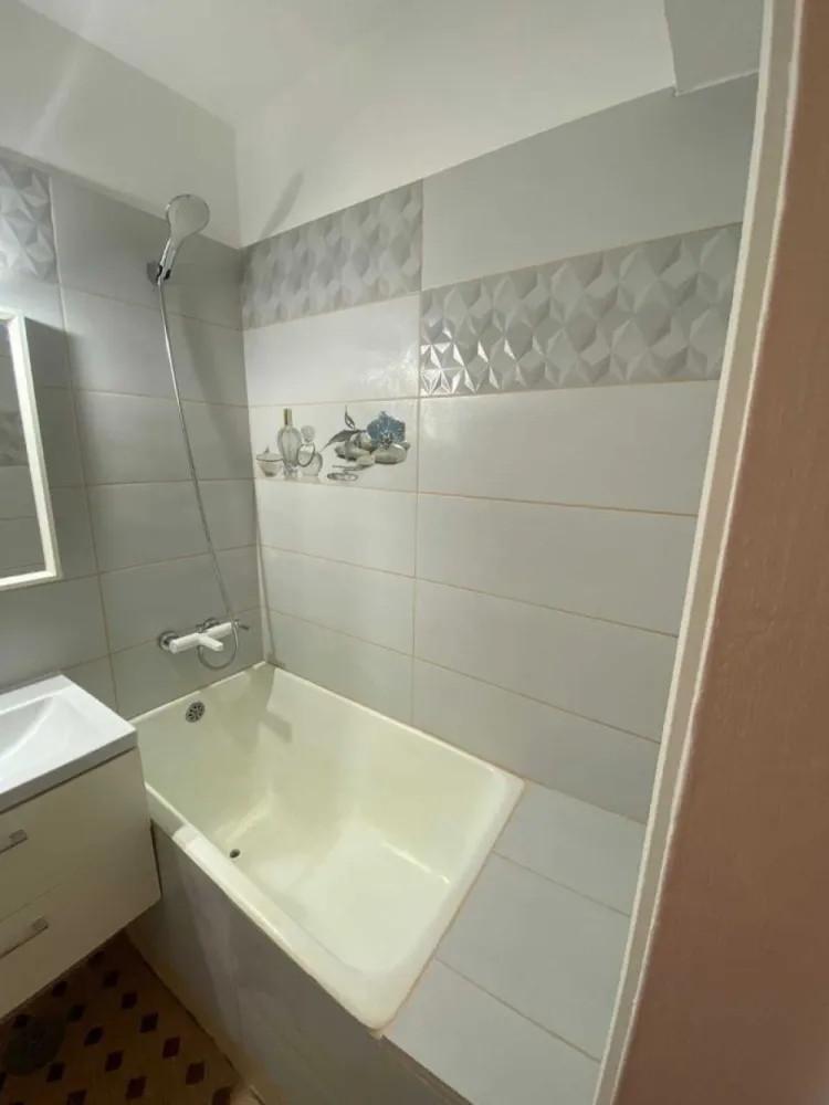 2 cam Universitate Magheru Batistei - Ofer spre inchiriere apartament 2 camere la Universitate Batistei nemobilat.
Se poate si mobila.
Pentru firma sau locuit.
Parchet, balcon
Disponibil imediat