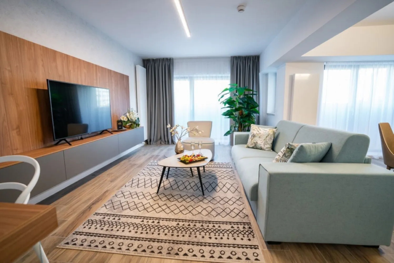 Bulevardul Unirii Apartament Termen Mediu - Închiriere apartamente Novos Luxury Suites termen mediu (1-12 luni) – un loc deosebit pentru o experiență confortabilă și relaxantă. Apartamentele sunt complet mobilate și dotate cu facilități moderne: bucătărie echipată, Wi-Fi rapid, aer condiționat și televiziune. Ideal pentru șederi pe termen mediu, beneficiază de o locație excelentă, aproape de atracțiile principale și transportul public. Curățenia și confortul sunt prioritare, iar apartamentele sunt gândite pentru a satisface nevoile celor care călătoresc atât pentru afaceri, cât și pentru vacanță.

Apartamente disponibile: 
Studio 35m2
Studio Deluxe 55m2
Apartament cu doua camere 75m2
Apartament cu trei camere 80m2
