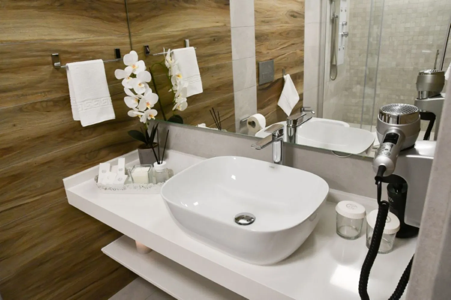 Bulevardul Unirii Apartament Termen Mediu - Închiriere apartamente Novos Luxury Suites termen mediu (1-12 luni) – un loc deosebit pentru o experiență confortabilă și relaxantă. Apartamentele sunt complet mobilate și dotate cu facilități moderne: bucătărie echipată, Wi-Fi rapid, aer condiționat și televiziune. Ideal pentru șederi pe termen mediu, beneficiază de o locație excelentă, aproape de atracțiile principale și transportul public. Curățenia și confortul sunt prioritare, iar apartamentele sunt gândite pentru a satisface nevoile celor care călătoresc atât pentru afaceri, cât și pentru vacanță.

Apartamente disponibile: 
Studio 35m2
Studio Deluxe 55m2
Apartament cu doua camere 75m2
Apartament cu trei camere 80m2