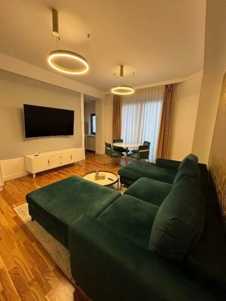 Apt 2 cam Victoriei, design interbelic şi finisaje de lux. - Agenția BRASADAS închiriază apartament premium, complet mobilat şi utilat, situat într-o clădire exclusivistă, renovată integral în 2021, pe Calea Victoriei. Locaţia centrală de prestigiu, alături de finisajele şi dotările premium, fac din acest apartament alegerea ideală pentru cei care îşi doresc confort, rafinament şi un stil de viaţă urban de top.

 Suprafaţă şi compartimentare:
2 camere spaţioase, amenajate cu mobilier Rovere, 
2 băi moderne, cu finisaje elegante
Living generos, cu zonă de dining
Bucătărie complet echipată cu electrocasnice premium
Terasă deschisă, perfectă pentru relaxare
Boxă la subsol pentru depozitare suplimentară

 Dotări şi facilităţi:
Încălzire în pardoseală â€“ confort maxim în sezonul rece
Mobilier modern şi sofisticat, ales cu atenţie la detalii
Electrocasnice complete: maşină de spălat vase, maşină de spălat rufe, plită, cuptor, hotă, frigider
Iluminat ambiental elegant şi accente Art Deco
Holurile imobilului decorate cu tablouri, oferind un aspect rafinat şi primitor

Apartamentul este situat într-un imobil nou, cu un design deosebit, amplasat într-una dintre cele mai căutate zone ale Bucureştiului. Ideal pentru persoane care apreciază confortul, calitatea şi o locaţie de excepţie.

Pentru mai multe oferte accesați www.brasadas.com.
