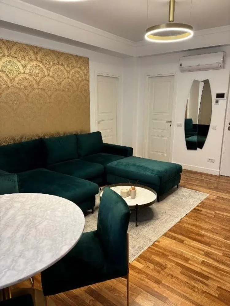 Apt 2 cam Victoriei, design interbelic şi finisaje de lux. - Agenția BRASADAS închiriază apartament premium, complet mobilat şi utilat, situat într-o clădire exclusivistă, renovată integral în 2021, pe Calea Victoriei. Locaţia centrală de prestigiu, alături de finisajele şi dotările premium, fac din acest apartament alegerea ideală pentru cei care îşi doresc confort, rafinament şi un stil de viaţă urban de top.

 Suprafaţă şi compartimentare:
2 camere spaţioase, amenajate cu mobilier Rovere, 
2 băi moderne, cu finisaje elegante
Living generos, cu zonă de dining
Bucătărie complet echipată cu electrocasnice premium
Terasă deschisă, perfectă pentru relaxare
Boxă la subsol pentru depozitare suplimentară

 Dotări şi facilităţi:
Încălzire în pardoseală â€“ confort maxim în sezonul rece
Mobilier modern şi sofisticat, ales cu atenţie la detalii
Electrocasnice complete: maşină de spălat vase, maşină de spălat rufe, plită, cuptor, hotă, frigider
Iluminat ambiental elegant şi accente Art Deco
Holurile imobilului decorate cu tablouri, oferind un aspect rafinat şi primitor

Apartamentul este situat într-un imobil nou, cu un design deosebit, amplasat într-una dintre cele mai căutate zone ale Bucureştiului. Ideal pentru persoane care apreciază confortul, calitatea şi o locaţie de excepţie.

Pentru mai multe oferte accesați www.brasadas.com.