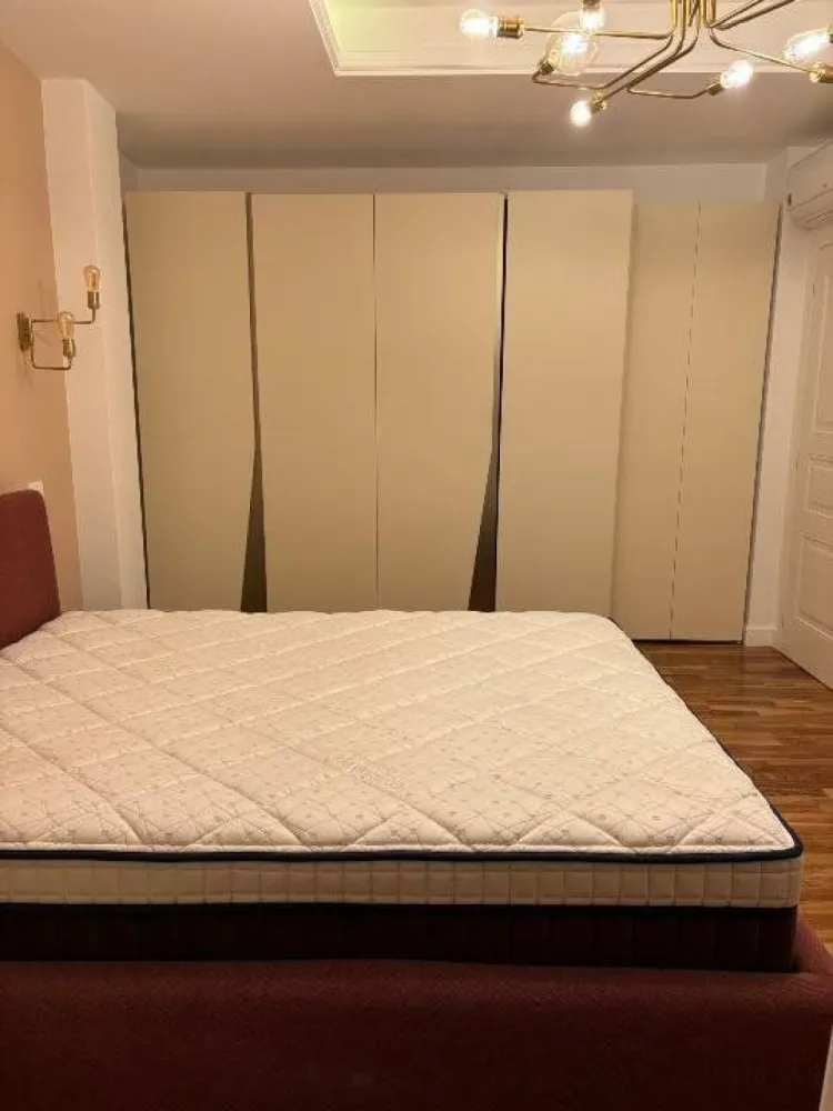 Apt 2 cam Victoriei, design interbelic şi finisaje de lux. - Agenția BRASADAS închiriază apartament premium, complet mobilat şi utilat, situat într-o clădire exclusivistă, renovată integral în 2021, pe Calea Victoriei. Locaţia centrală de prestigiu, alături de finisajele şi dotările premium, fac din acest apartament alegerea ideală pentru cei care îşi doresc confort, rafinament şi un stil de viaţă urban de top.

 Suprafaţă şi compartimentare:
2 camere spaţioase, amenajate cu mobilier Rovere, 
2 băi moderne, cu finisaje elegante
Living generos, cu zonă de dining
Bucătărie complet echipată cu electrocasnice premium
Terasă deschisă, perfectă pentru relaxare
Boxă la subsol pentru depozitare suplimentară

 Dotări şi facilităţi:
Încălzire în pardoseală â€“ confort maxim în sezonul rece
Mobilier modern şi sofisticat, ales cu atenţie la detalii
Electrocasnice complete: maşină de spălat vase, maşină de spălat rufe, plită, cuptor, hotă, frigider
Iluminat ambiental elegant şi accente Art Deco
Holurile imobilului decorate cu tablouri, oferind un aspect rafinat şi primitor

Apartamentul este situat într-un imobil nou, cu un design deosebit, amplasat într-una dintre cele mai căutate zone ale Bucureştiului. Ideal pentru persoane care apreciază confortul, calitatea şi o locaţie de excepţie.

Pentru mai multe oferte accesați www.brasadas.com.