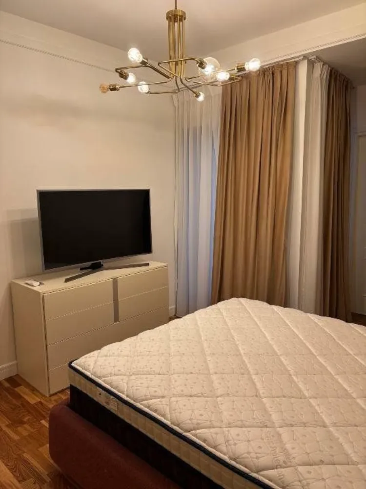 Apt 2 cam Victoriei, design interbelic şi finisaje de lux. - Agenția BRASADAS închiriază apartament premium, complet mobilat şi utilat, situat într-o clădire exclusivistă, renovată integral în 2021, pe Calea Victoriei. Locaţia centrală de prestigiu, alături de finisajele şi dotările premium, fac din acest apartament alegerea ideală pentru cei care îşi doresc confort, rafinament şi un stil de viaţă urban de top.

 Suprafaţă şi compartimentare:
2 camere spaţioase, amenajate cu mobilier Rovere, 
2 băi moderne, cu finisaje elegante
Living generos, cu zonă de dining
Bucătărie complet echipată cu electrocasnice premium
Terasă deschisă, perfectă pentru relaxare
Boxă la subsol pentru depozitare suplimentară

 Dotări şi facilităţi:
Încălzire în pardoseală â€“ confort maxim în sezonul rece
Mobilier modern şi sofisticat, ales cu atenţie la detalii
Electrocasnice complete: maşină de spălat vase, maşină de spălat rufe, plită, cuptor, hotă, frigider
Iluminat ambiental elegant şi accente Art Deco
Holurile imobilului decorate cu tablouri, oferind un aspect rafinat şi primitor

Apartamentul este situat într-un imobil nou, cu un design deosebit, amplasat într-una dintre cele mai căutate zone ale Bucureştiului. Ideal pentru persoane care apreciază confortul, calitatea şi o locaţie de excepţie.

Pentru mai multe oferte accesați www.brasadas.com.