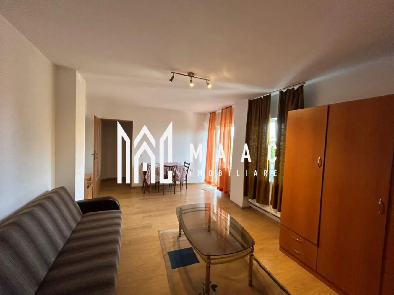 Apartament 2 camere I Decomandat I Etaj intermediar I Strand - MAAC Imobiliare va prezinta un apartament spațios cu 2 balcoane mari situat la etajul 1 al unui bloc cu 4 etaje.

Detalii Generale:
Suprafață utilă: 77 mp
Etaj: 1 într-un imobil P+4
Construit în 2010 din cărămidă, cu izolație.

Configurație:
Decomandat.
2 camere, fiecare cu balcon propriu.
Bucătărie.
Baie.
Hol.

Dotări:
Ușă metalică la intrare.
Centrală termică proprie și calorifere.
Parchet laminat, gresie și faianță.
Geamuri termopan.

Beneficii:
Construit din cărămidă.
Bloc izolat.

Localizare și Vecinătate:
Zonă liniștită
Acces facil la magazine, școli și spații verzi.

Pentru mai multe detalii, precizati telefonic ca ati vazut anuntul cu ID: CP2057398