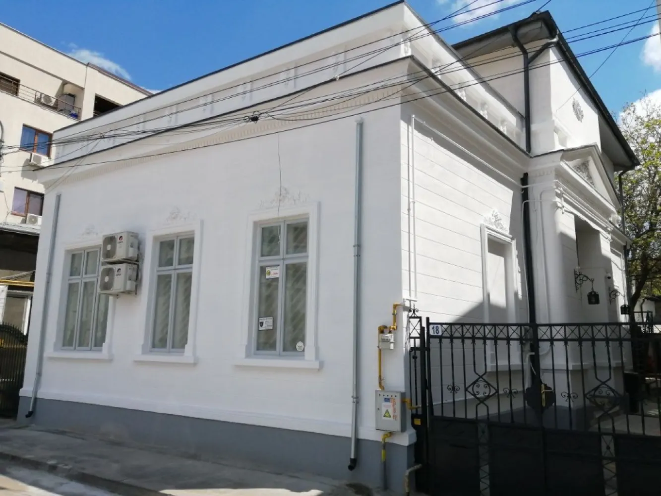 BRASADAS închiriază ap tip penthouse în vila eleganta Cismigiu. - Agenția imobiliara BRASADAS vinde/închiriază apartament spectaculos, construit in 2018 la etajul 1/1 în vila eleganta P+1,format din living 80 mp.(inaltime 5m),camera 22mp.,hol 10mp.,baie 6mp.,terasa 42 mp.Camera depozitare demisol 20 mp.Mobilat, utilat. Întrare separata cu scara exterioara. Curte libera 150 mp.-parcare auto.
Pret vânzare 565000 €.