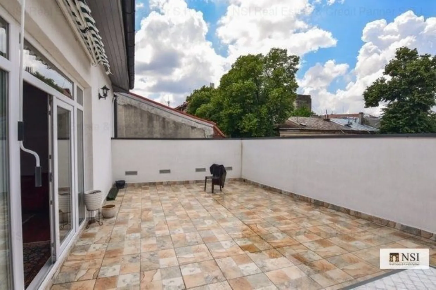 BRASADAS închiriază ap tip penthouse în vila eleganta Cismigiu. - Agenția imobiliara BRASADAS vinde/închiriază apartament spectaculos, construit in 2018 la etajul 1/1 în vila eleganta P+1,format din living 80 mp.(inaltime 5m),camera 22mp.,hol 10mp.,baie 6mp.,terasa 42 mp.Camera depozitare demisol 20 mp.Mobilat, utilat. Întrare separata cu scara exterioara. Curte libera 150 mp.-parcare auto.
Pret vânzare 565000 €.