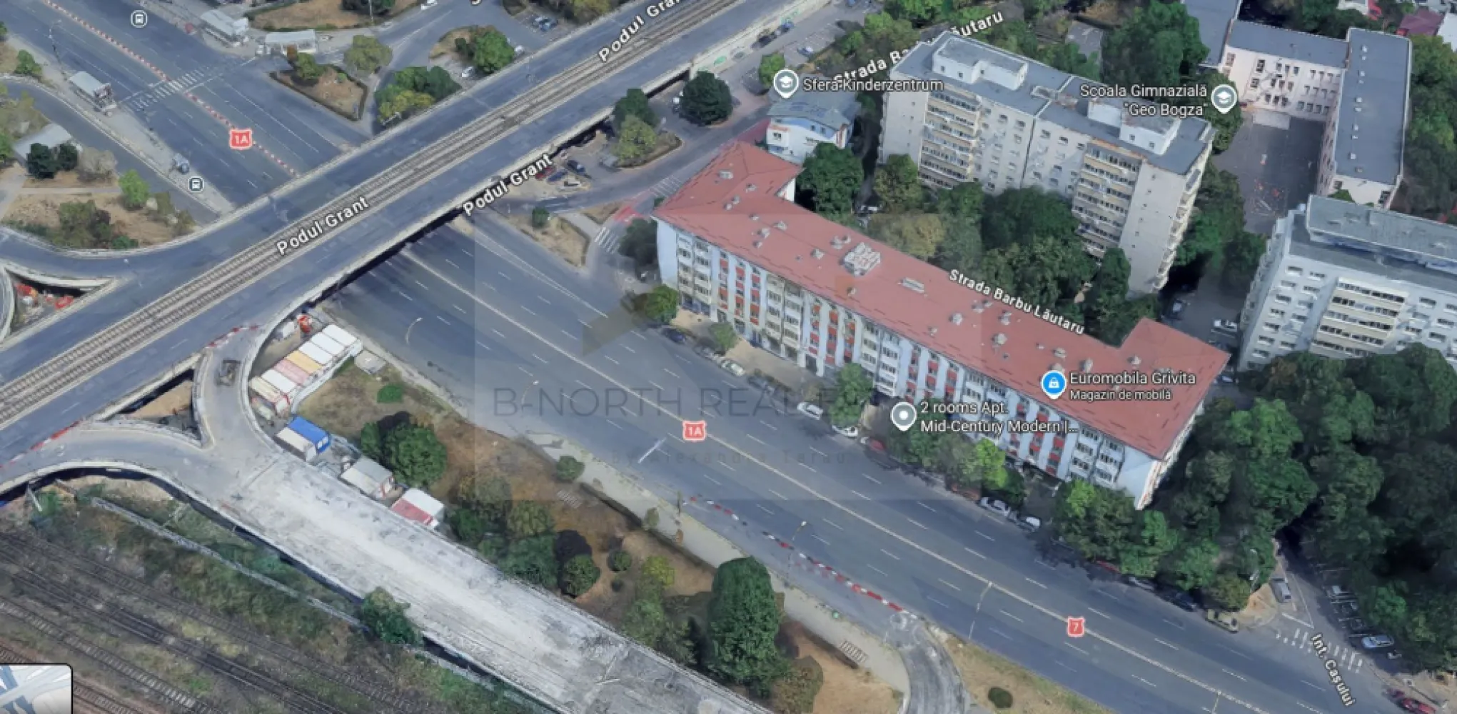 Spațiu comercial 300 mp, vitrină stradală, Calea Griviței – Pod Basarab - B-North Real Estate vă prezintă spre închiriere un spațiu comercial generos, situat pe Calea Griviței, în zona Pod Basarab / Gara de Nord, cu vizibilitate foarte bună, vitrină stradală și acces direct din exterior.

Spațiul are o suprafață utilă de aproximativ 300 mp și este amplasat la parterul unui imobil, într-o zonă cu trafic auto și pietonal, acces facil către Pod Basarab, Gara de Nord, Bulevardul Nicolae Titulescu, Piața Victoriei și zona centrală a Bucureștiului.

Proprietatea beneficiază de vitrine generoase la stradă, acces direct pentru clienți și o compartimentare flexibilă, cu zonă open space amplă și încăperi secundare, fiind potrivită pentru multiple tipuri de activități comerciale sau de servicii.

Spațiul a fost utilizat anterior pentru activitate de tip showroom / service, iar configurația actuală permite adaptarea rapidă pentru diverse businessuri.

Potrivit pentru:
showroom;
magazin specializat;
birouri / sediu firmă;
clinică / cabinet medical;
centru educațional / training;
salon / servicii beauty;
pet shop;
servicii cu public;
activități comerciale;
centru operațional sau punct de lucru.
Avantaje principale:
aprox. 300 mp utili;
parter cu acces direct;
vitrină stradală generoasă;
vizibilitate bună din Calea Griviței;
zonă cu trafic auto și pietonal;
spațiu open space amplu;
compartimentare flexibilă;
potrivit pentru activități comerciale, servicii sau birouri;
acces rapid către Pod Basarab, Gara de Nord, Titulescu și Piața Victoriei;
posibilitate de amenajare în funcție de activitatea chiriașului.

Spațiul reprezintă o oportunitate foarte bună pentru o firmă care caută o locație vizibilă, cu suprafață generoasă, acces facil și expunere într-o zonă cunoscută a Bucureștiului.

Pentru informații suplimentare sau pentru programarea unei vizionări, vă rugăm să contactați B-North Real Estate.