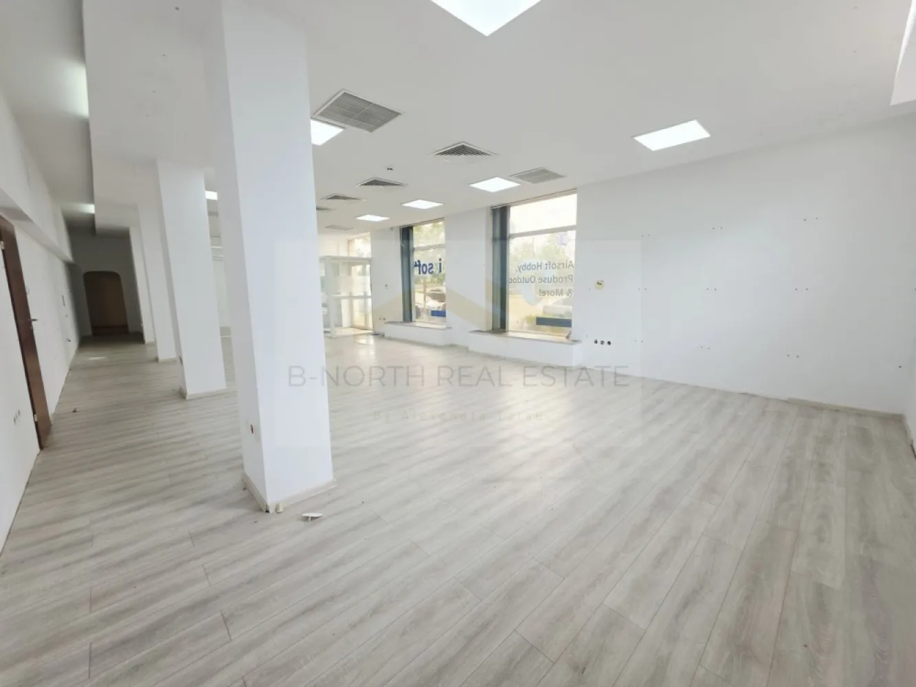 Spațiu comercial 300 mp, vitrină stradală, Calea Griviței – Pod Basarab - B-North Real Estate vă prezintă spre închiriere un spațiu comercial generos, situat pe Calea Griviței, în zona Pod Basarab / Gara de Nord, cu vizibilitate foarte bună, vitrină stradală și acces direct din exterior.

Spațiul are o suprafață utilă de aproximativ 300 mp și este amplasat la parterul unui imobil, într-o zonă cu trafic auto și pietonal, acces facil către Pod Basarab, Gara de Nord, Bulevardul Nicolae Titulescu, Piața Victoriei și zona centrală a Bucureștiului.

Proprietatea beneficiază de vitrine generoase la stradă, acces direct pentru clienți și o compartimentare flexibilă, cu zonă open space amplă și încăperi secundare, fiind potrivită pentru multiple tipuri de activități comerciale sau de servicii.

Spațiul a fost utilizat anterior pentru activitate de tip showroom / service, iar configurația actuală permite adaptarea rapidă pentru diverse businessuri.

Potrivit pentru:
showroom;
magazin specializat;
birouri / sediu firmă;
clinică / cabinet medical;
centru educațional / training;
salon / servicii beauty;
pet shop;
servicii cu public;
activități comerciale;
centru operațional sau punct de lucru.
Avantaje principale:
aprox. 300 mp utili;
parter cu acces direct;
vitrină stradală generoasă;
vizibilitate bună din Calea Griviței;
zonă cu trafic auto și pietonal;
spațiu open space amplu;
compartimentare flexibilă;
potrivit pentru activități comerciale, servicii sau birouri;
acces rapid către Pod Basarab, Gara de Nord, Titulescu și Piața Victoriei;
posibilitate de amenajare în funcție de activitatea chiriașului.

Spațiul reprezintă o oportunitate foarte bună pentru o firmă care caută o locație vizibilă, cu suprafață generoasă, acces facil și expunere într-o zonă cunoscută a Bucureștiului.

Pentru informații suplimentare sau pentru programarea unei vizionări, vă rugăm să contactați B-North Real Estate.